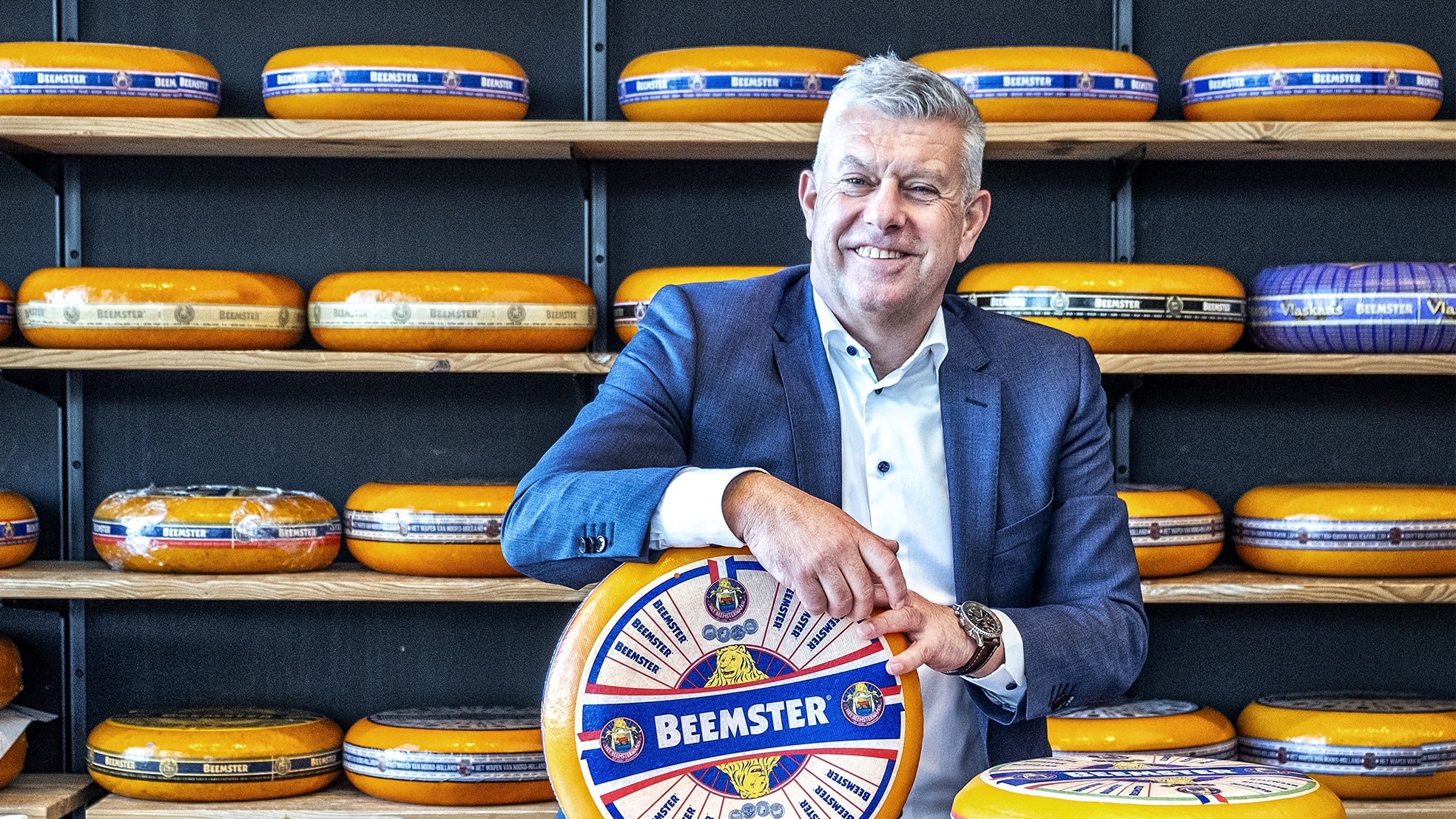Directeur Wim Betten van Cono Kaasmakers in de kaaswinkel bij het bedrijf. (Foto: Raymond Rutting)