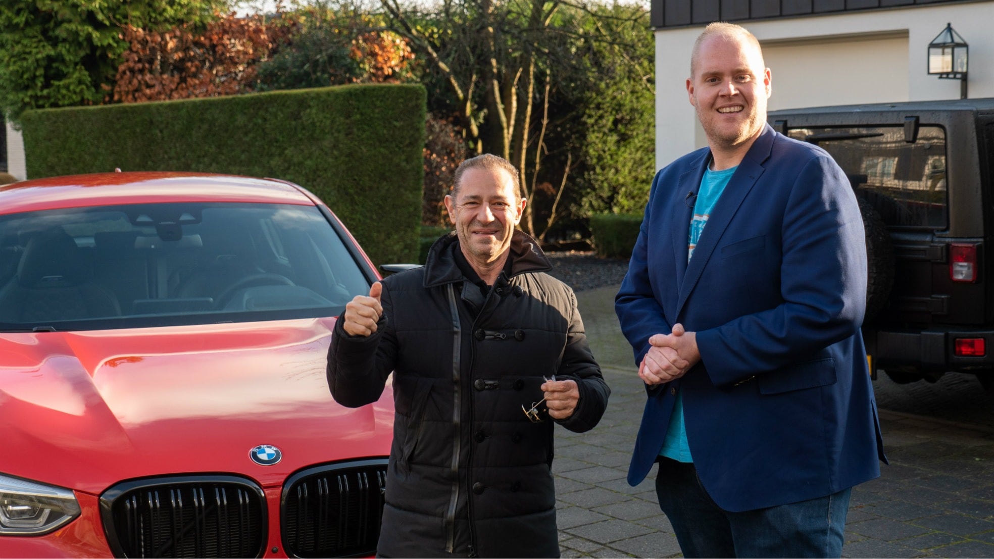 Een bijzondere ondernemer in een bijzondere auto: Roland Kahn (links) nam plaats in de BMW X4 M Competition bij presentator Roland Tameling.