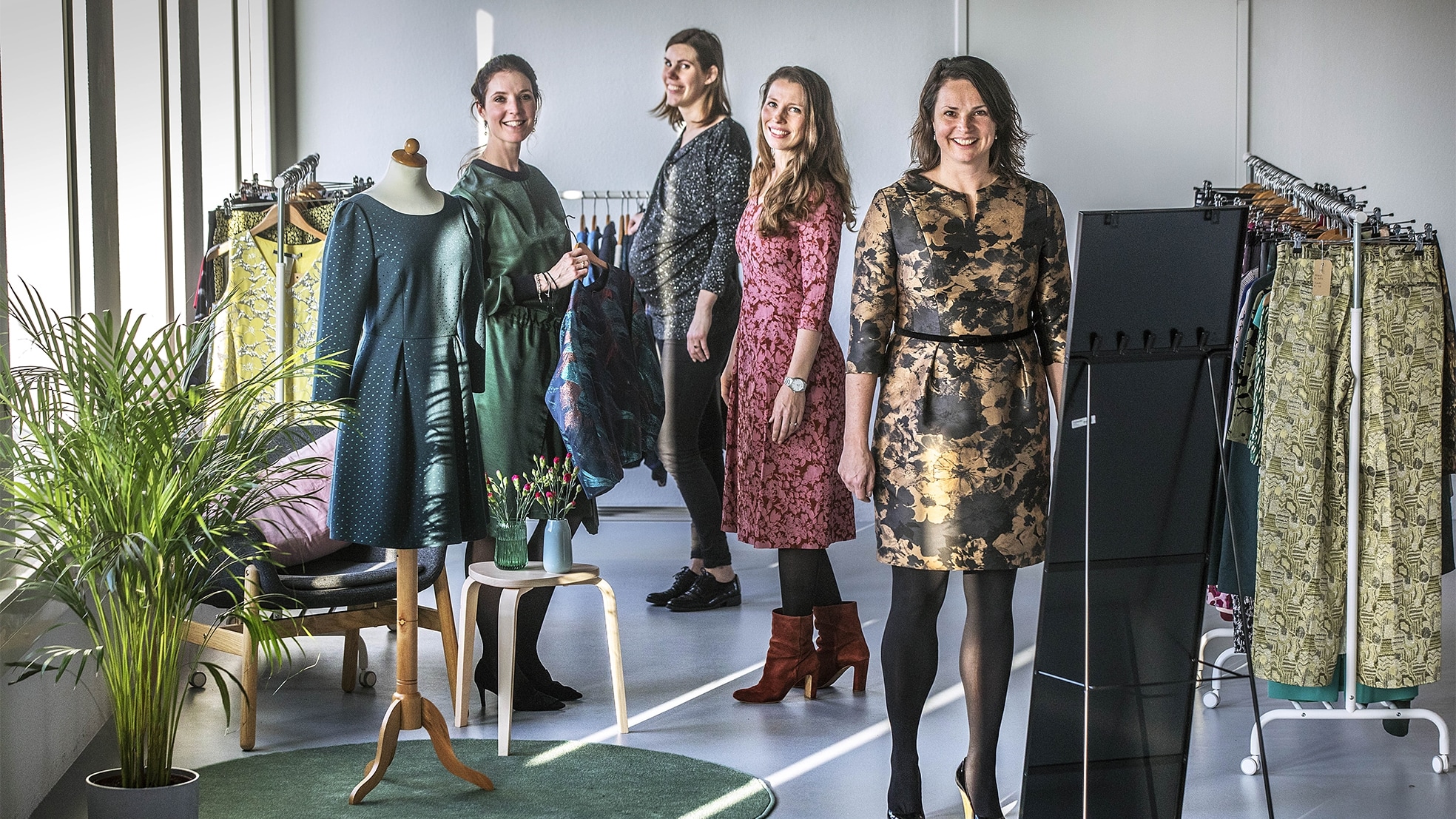 Suzanne Vermet-Reijgersberg (groene jurk) Lieke van Schouwenburg (zwarte glitterjurk) en twee van hun klanten Marieke van Doorn (gouden jurk) en Marjolein Fabri (roze jurk). (Foto: Frank Jansen)