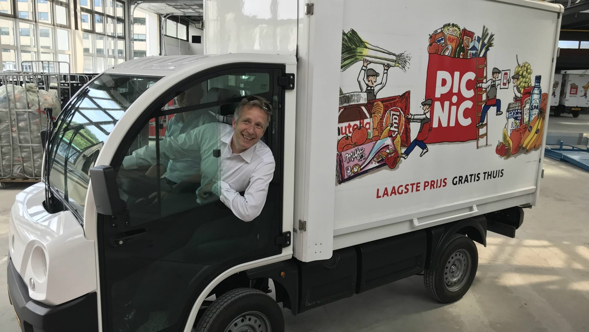 Hans van Tellingen, achter het stuur van het intussen welbekende elektrische Picnic-wagentje.