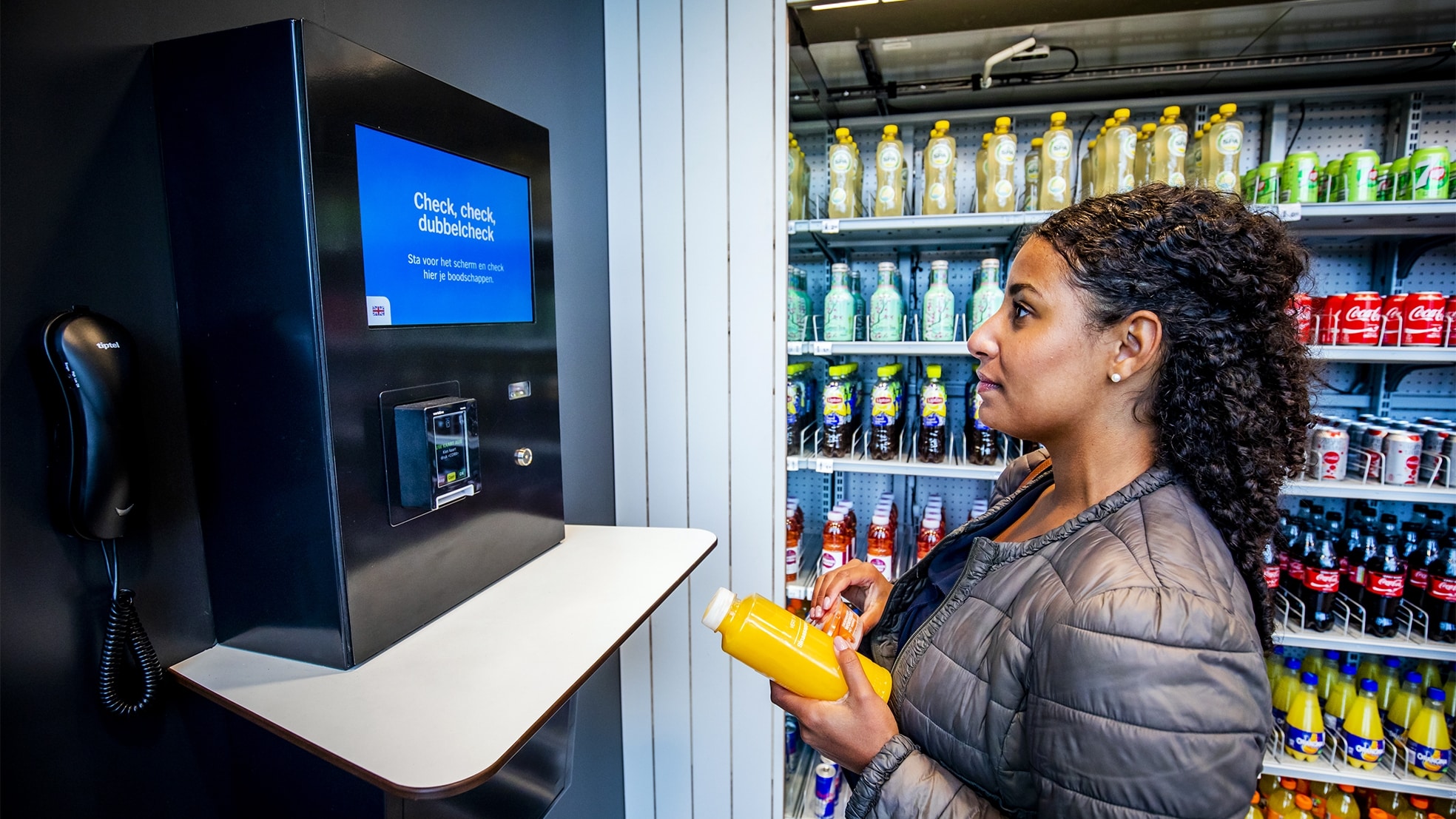 Een scherm in een winkel van Albert Heijn. Het supermarktconcern introduceerde in 2019 een volledig digitale AH to go die in zijn geheel neergezet kan worden op locatie. (Foto: Remko de Waal/ANP)