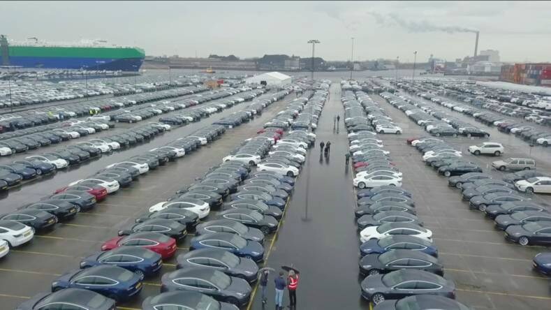 Het Westelijk Havengebied in Amsterdam: duizenden Tesla's staan klaar om opgehaald te worden. Door hun nieuwe eigenaren, welteverstaan. Foto: AD.