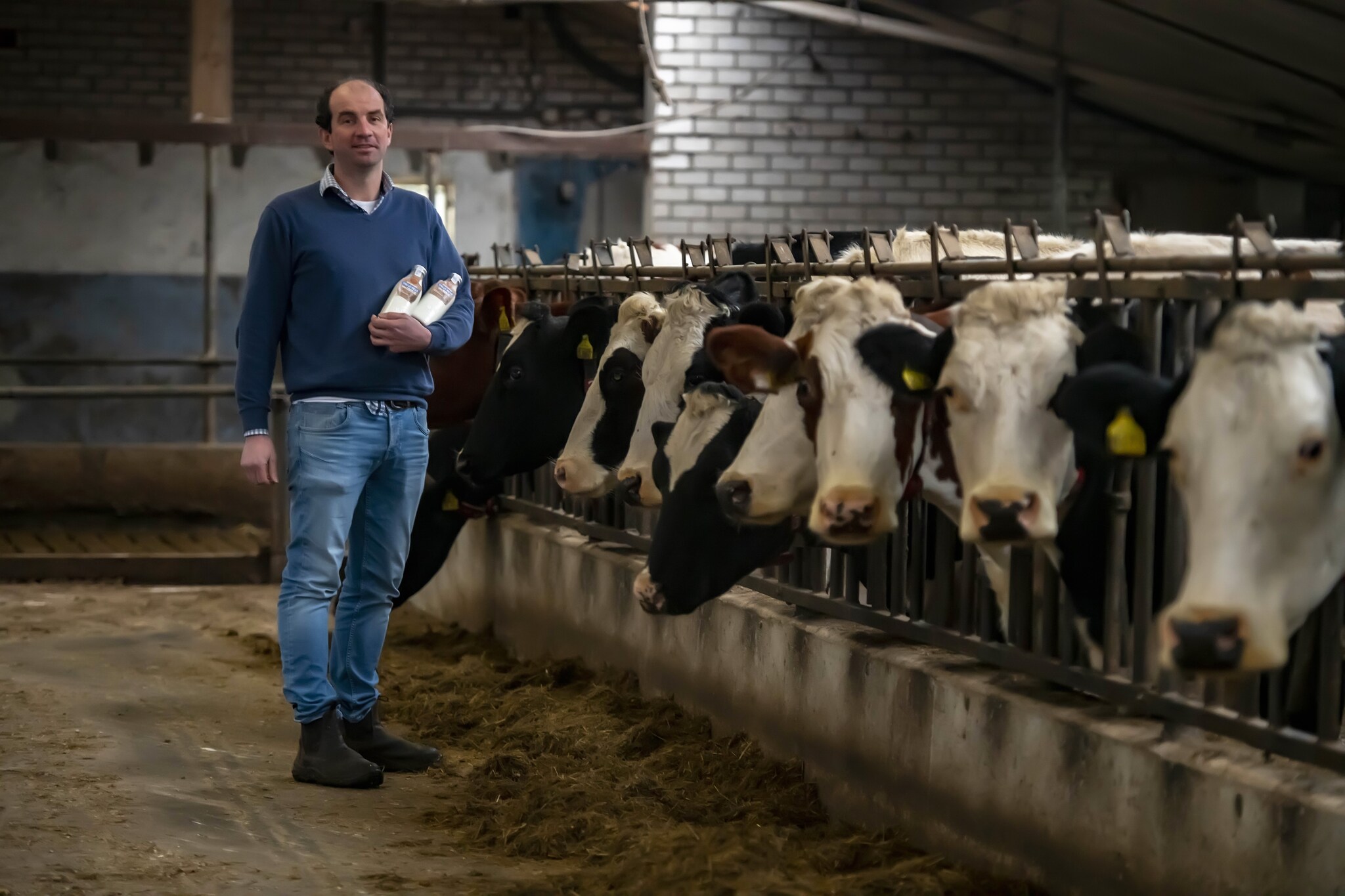 Melkveehouder Guus van Roessel produceert zijn eigen merk 'Mijn Melk'.  Pix4Profs / Joris Buijs. Foto's onder: De Dobbelhoeve
