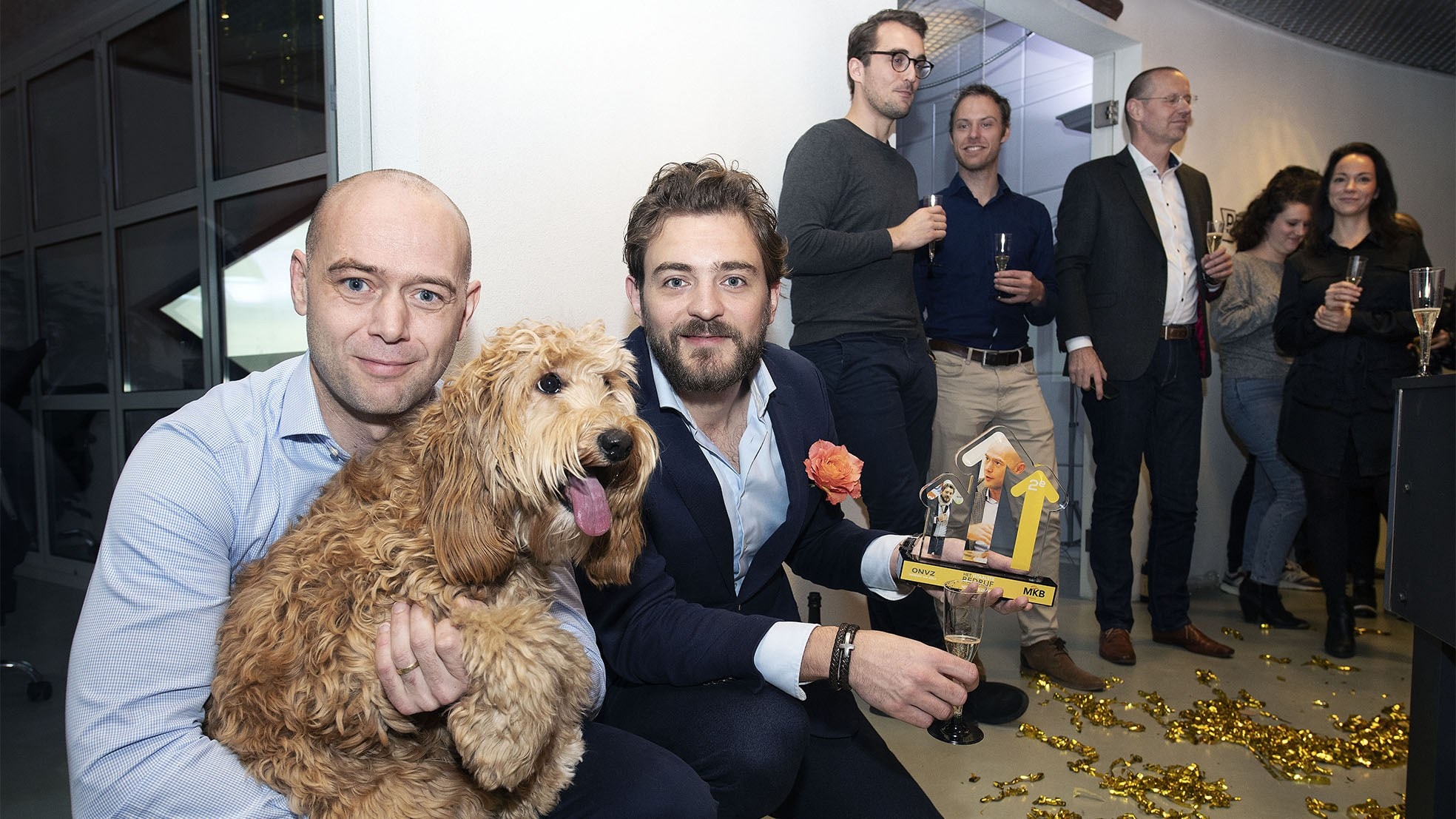 Het team van DPI Consultancy uit Halfweg viert de tweede plek van Het Vitaalste Bedrijf van Nederland. (Foto: Marco Bakker)