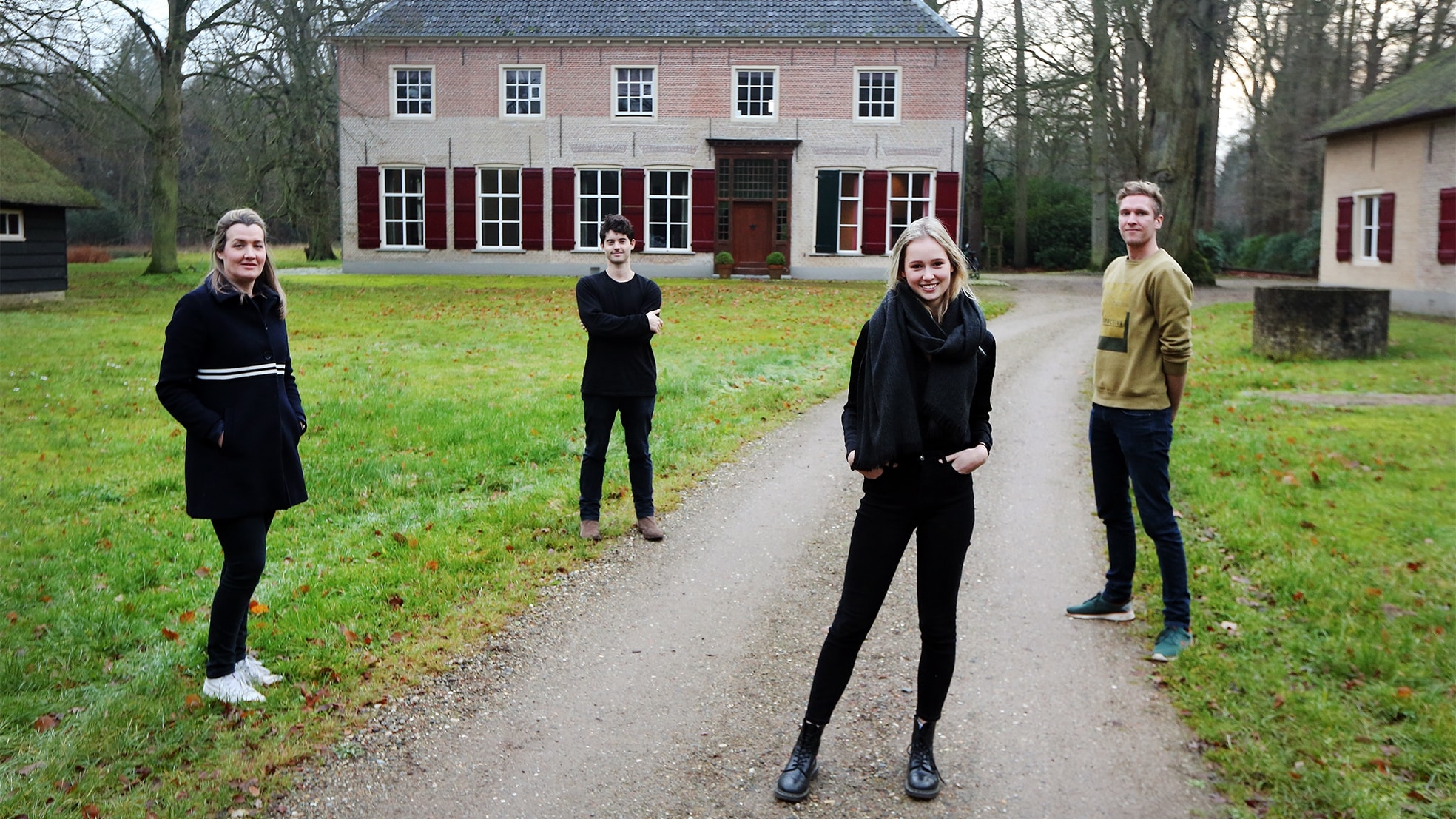 Sanne Suurland (v.l.n.r.) van leegstandsbeheerheerder Camelot met bewoners Tijn Hoyng, Juliet Broersen en Lion van Woerden op landgoed Luchtenburg. (Foto: Ramon Mangold)