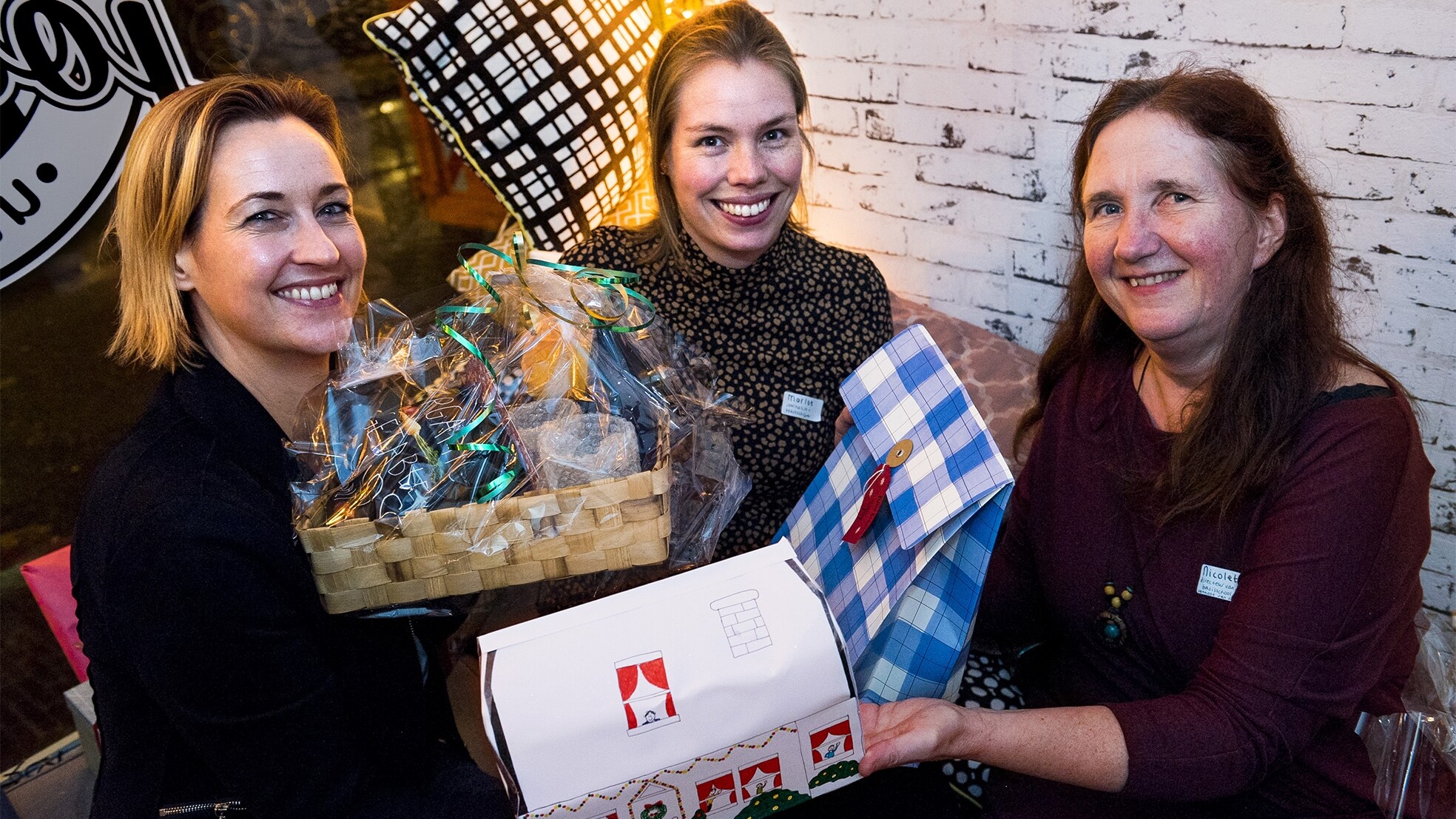 Freelance journalist Marloe van der Schrier (m.) bij het uitdelen van kerstpakketten. (Foto: Marnix Schmidt)
