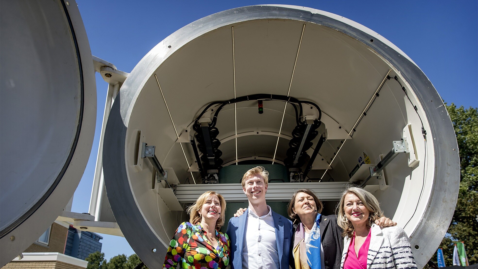 Minister van Nieuwenhuizen, Tim Houter CEO Hardt Hyperloop, Europees commissaris namens Slovenie Violeta Bulc en directeur van FME Ineke Dezentje lanceerden de afgelopen zomer de Hardt Hyperloop. (Foto: Koen van Weel/ANP)
