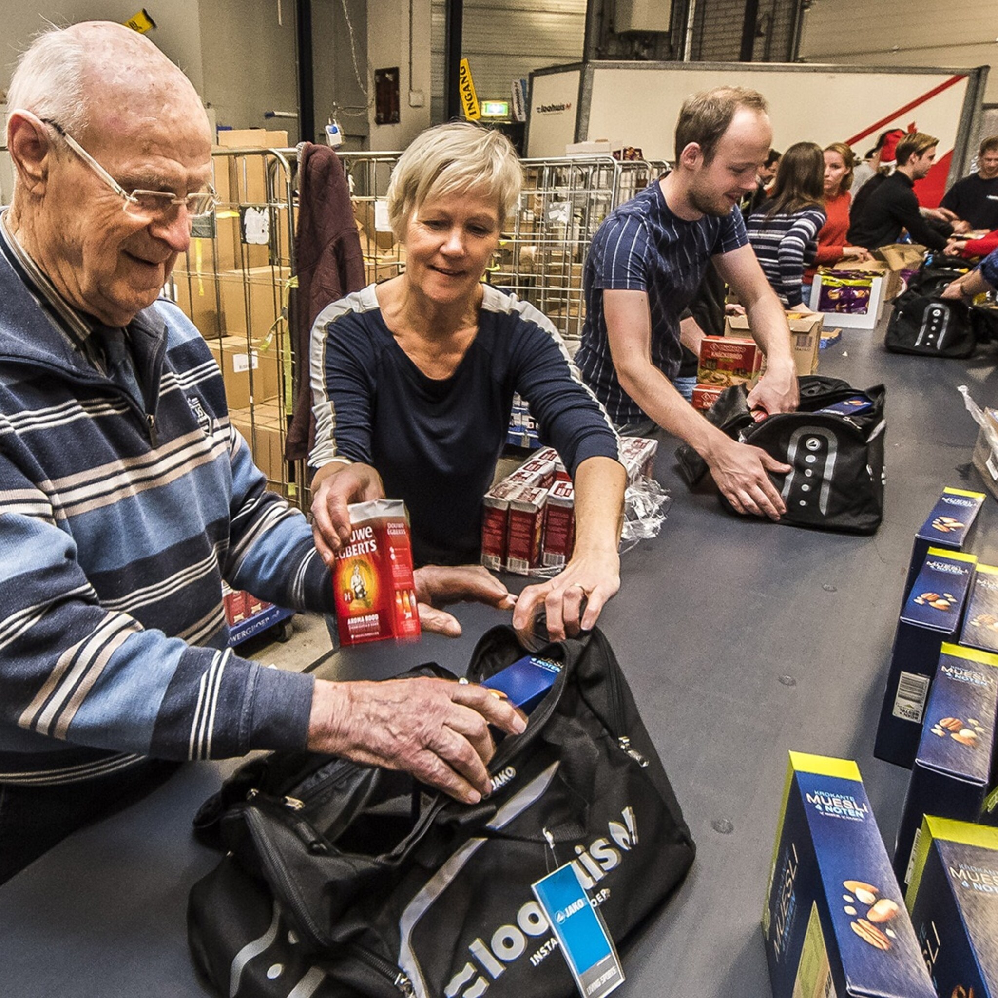 dit familiebedrijf pakt zelf alle 620 kerstpakketten in