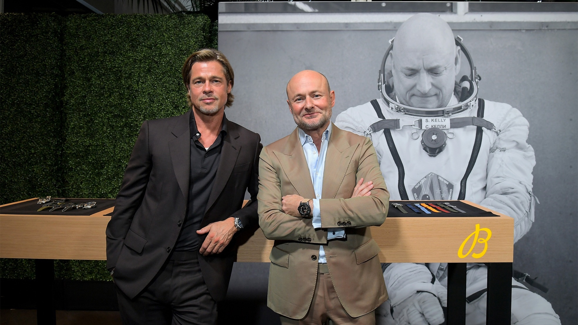 Breitling-ceo Georges Kern (rechts) met Cinema Squad-lid Brad Pitt.