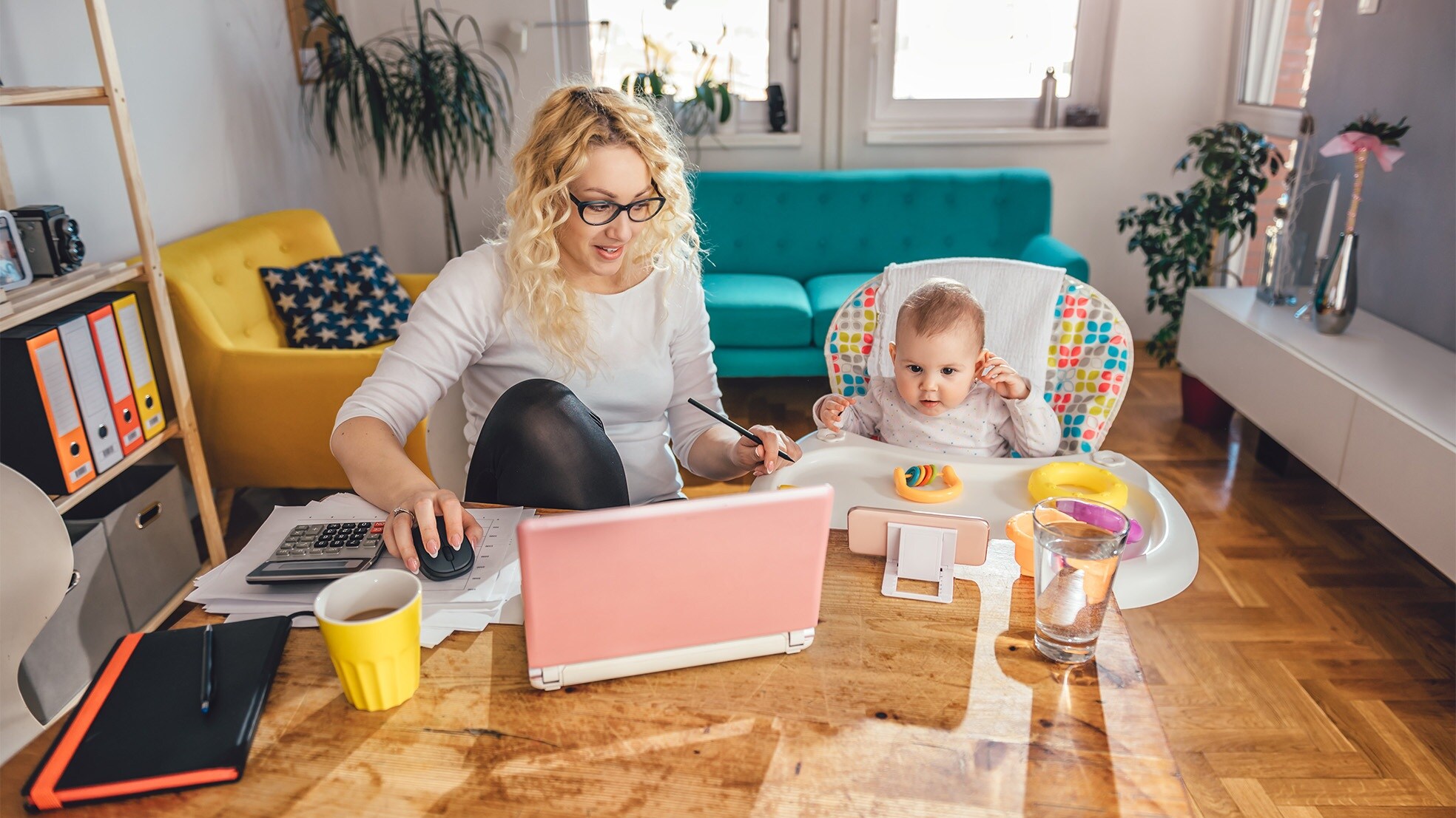 Deadlines halen voor de baas en de baby verzorgen? Steeds meer thuiswerkers doen het. (Foto: Shutterstock)