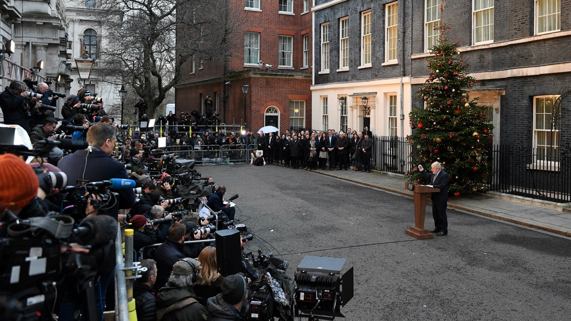 Downing Street 10, The Day After. Boris Johnson is herkozen en staat de media te woord.