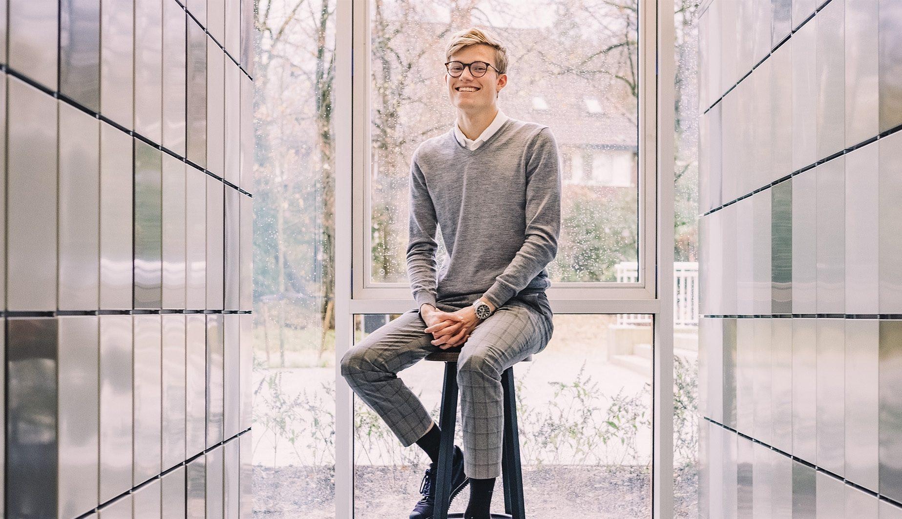 Bij uitzondering loopt Jort Verhage niet in pak, maar normaal gesproken wel.  Mitchel Lensink