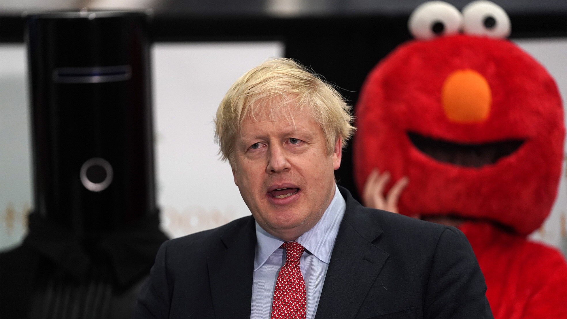 Boris Johnson (links) een dag na de monsterzege van de Conservatieven. (Foto: Will Oliver/EPA)