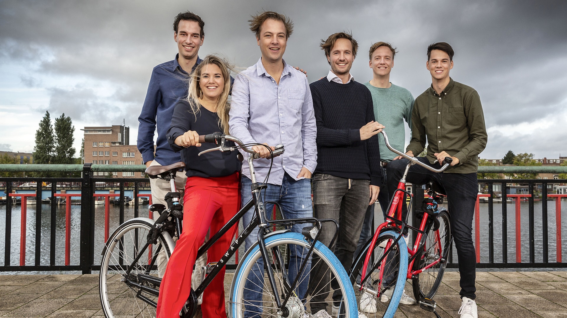Steven Uitentuis, in het midden vooraan op een eerdere foto, stopt bij Swapfiets.