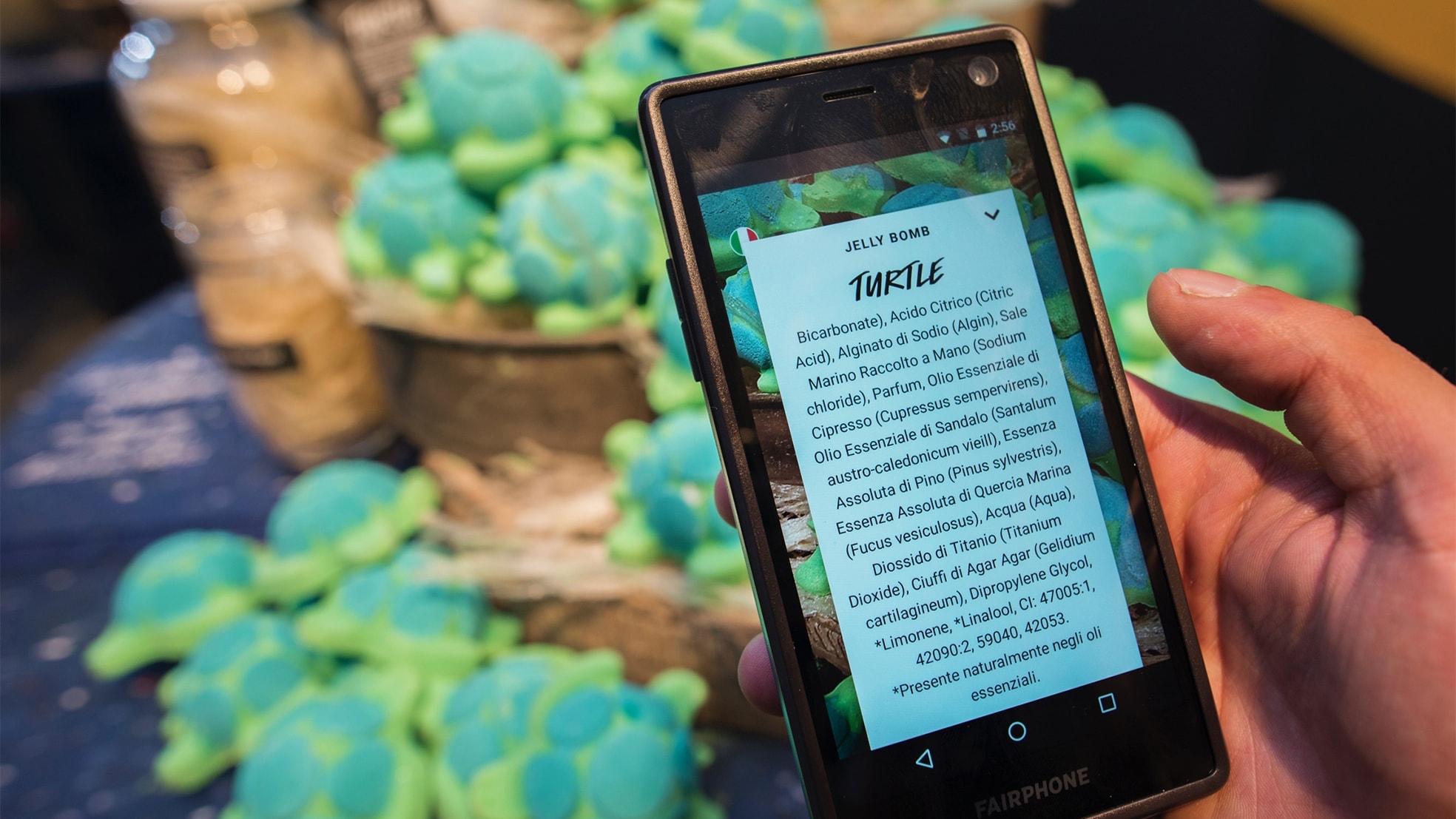 De Lush Lens is een app waarmee mensen met hun telefoon het product in de winkel kunnen scannen.