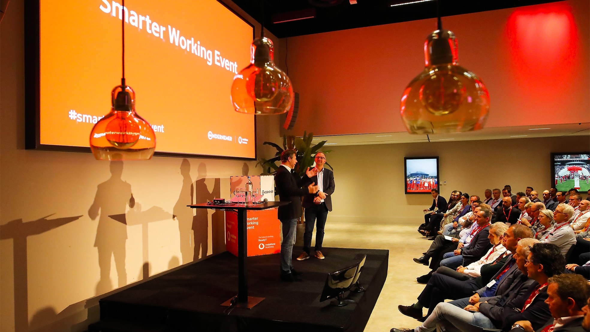 Ben Tiggelaar on stage, met presentator/hoofdredacteur De Ondernemer, Robert van den Ham.