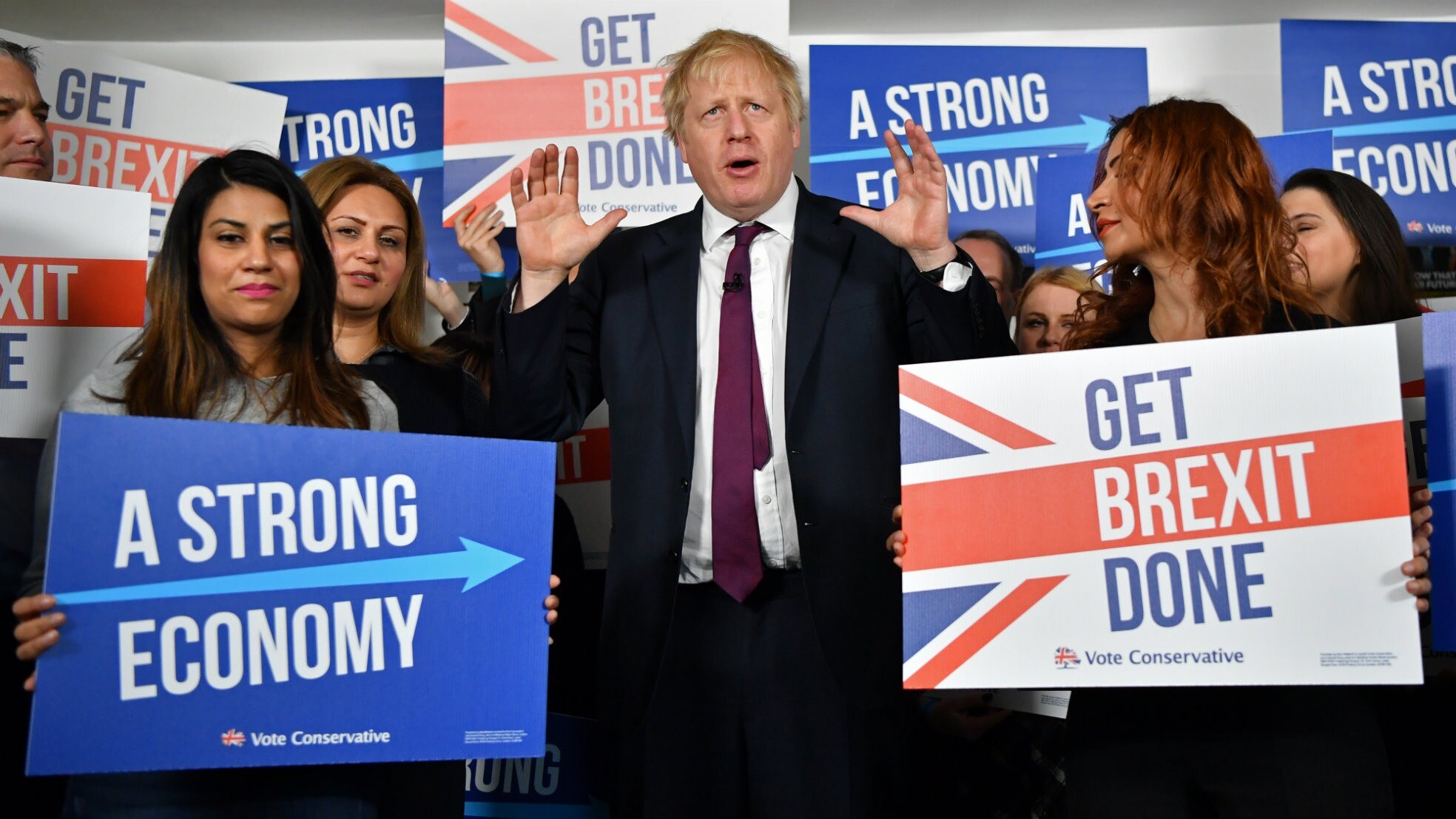 Boris Johnson op campagne voor de verkiezingen, deze week. De polls geven hem een kleine voorsprong, ook Lennard van Otterloo denkt dat hij gaat winnen - met een kleine meerderheid.