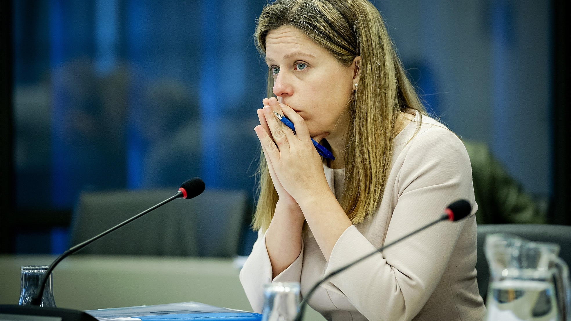 Minister Carola Schouten (Landbouw, Natuur en Voedselkwaliteit) tijdens een gesprek met Kamerleden over de spoedwet voor de aanpak van de stikstofproblematiek. (Foto: ANP)