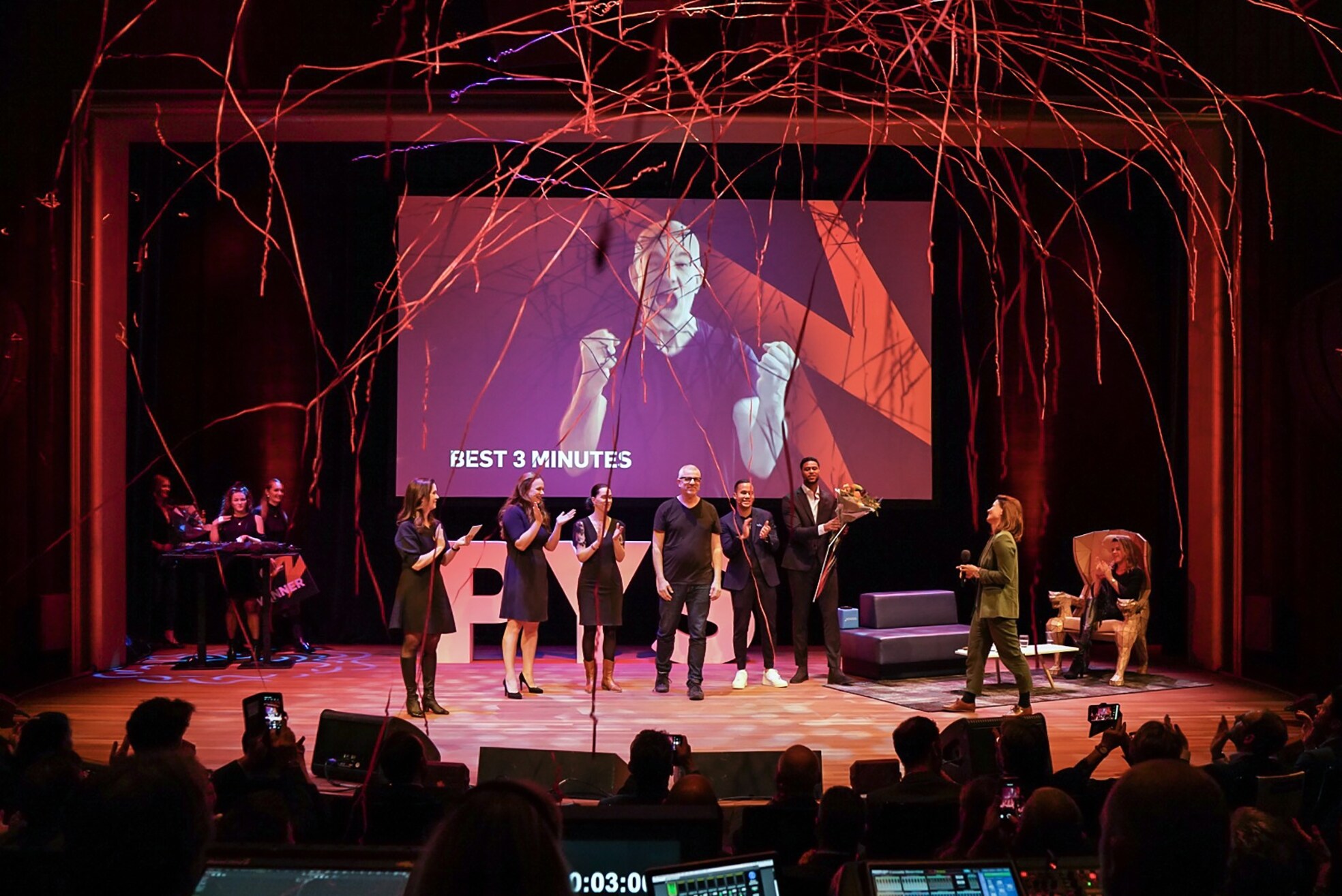 De winnaars van de start-upwedstrijd Present Your Startup op het podium.