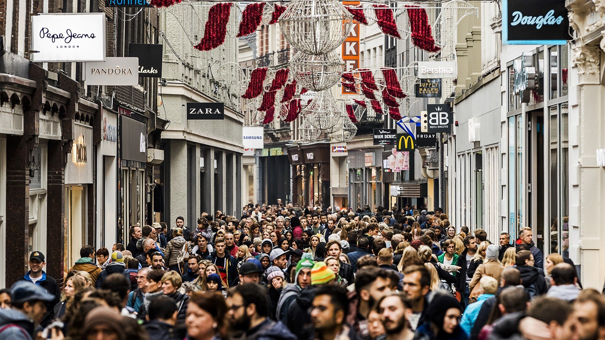 Een bekend beeld deze dagen: een overvolle winkelstraat, zoals de hoofdstedelijke Kalverstraat. (Foto: ANP)