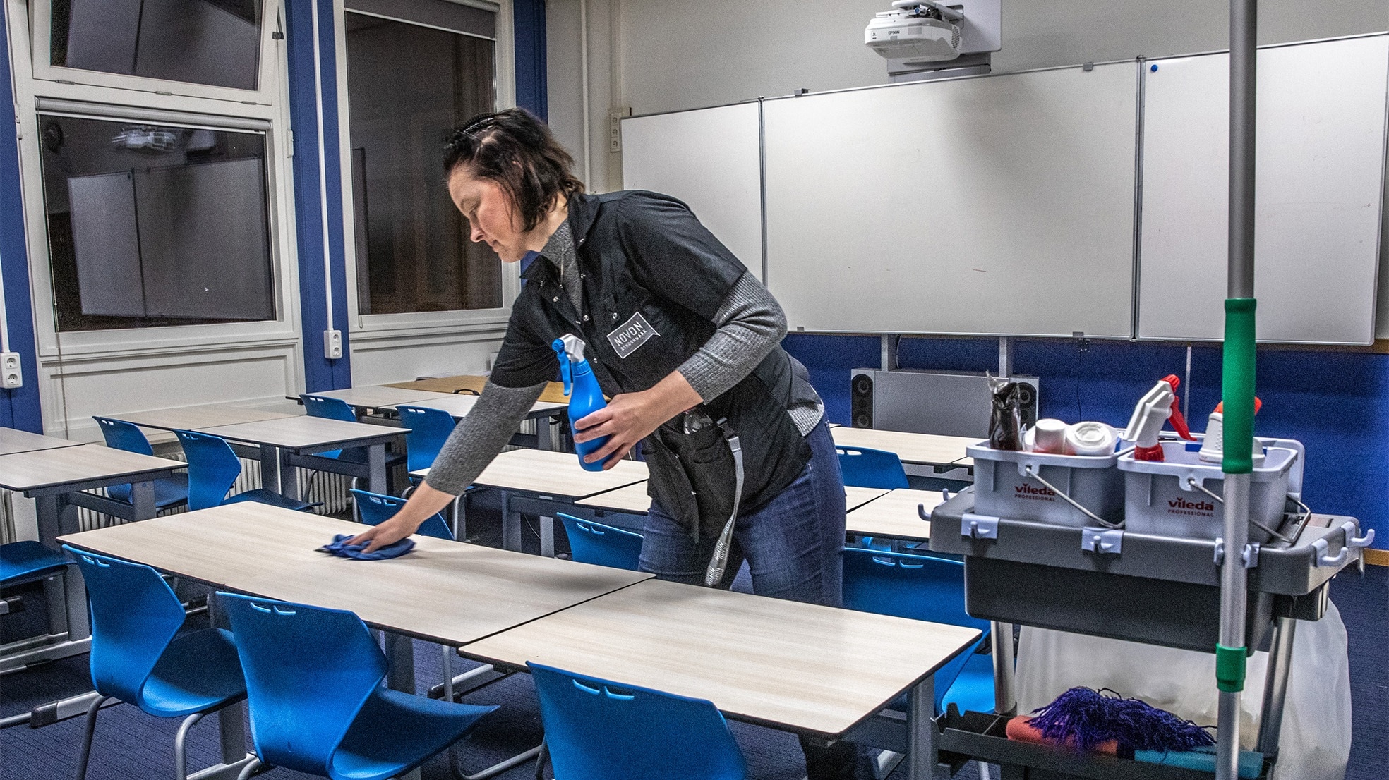 Natasja Hoes, werkzaam voor Novon, bezig met schoonmaak in een schoolgebouw. (Foto: Frans Paalman)