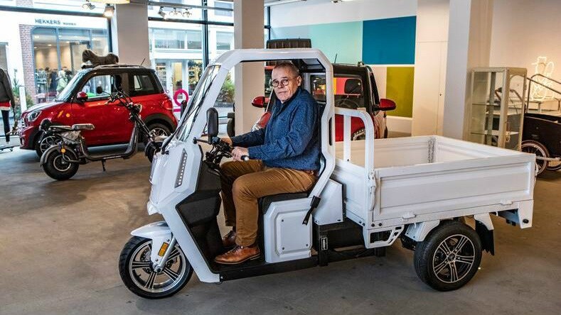 Verkoper Bert Platvoet voelt zich senang in een QiQi Car. Wie in de stad snel van A naar B wil, kan zich in zo'n kek karretje makkelijk verplaatsen. Foto: Ronald Hissink/De Stentor.