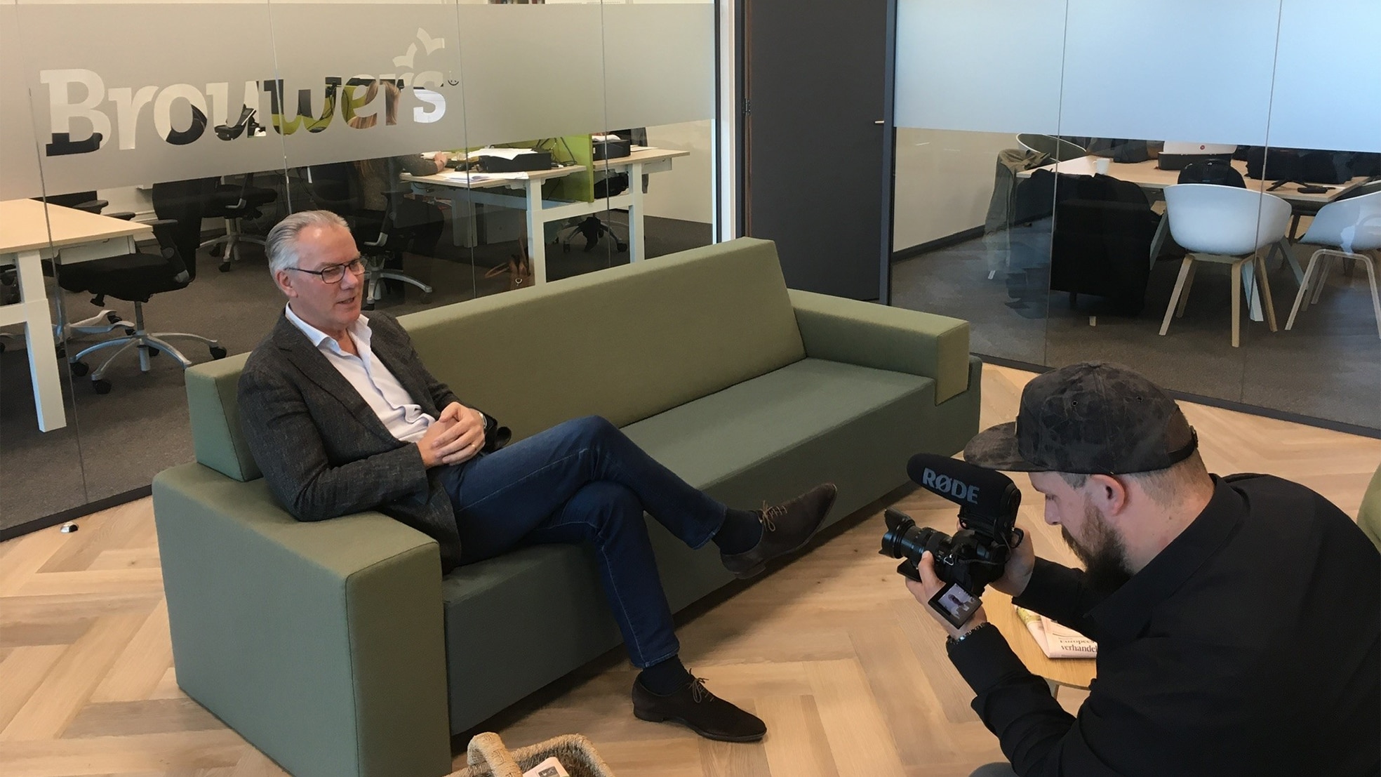 Directeur Han Brouwers op de bank.
