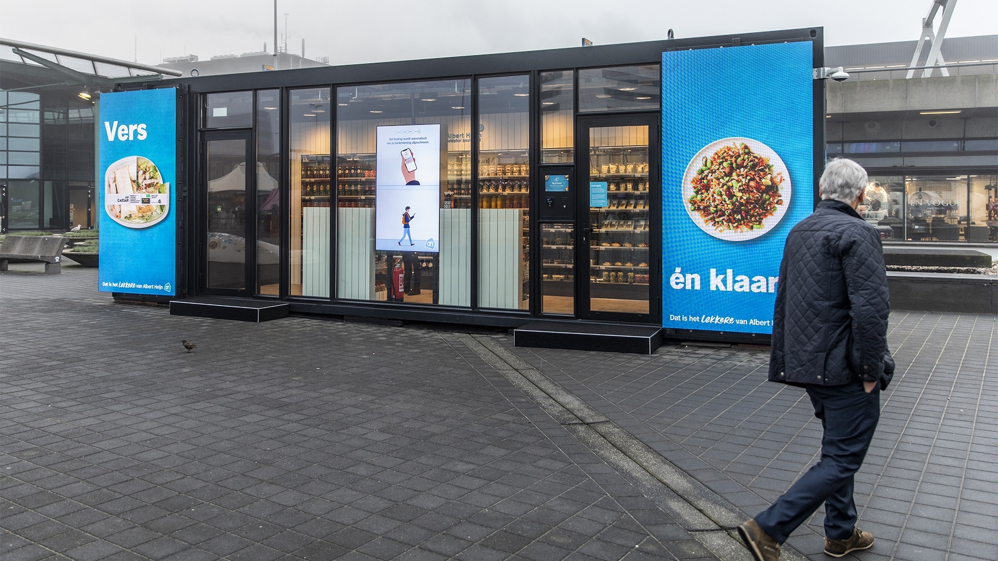 De automatische containerwinkel van AH to go op Schiphol Plaza. Lin Woldendorp