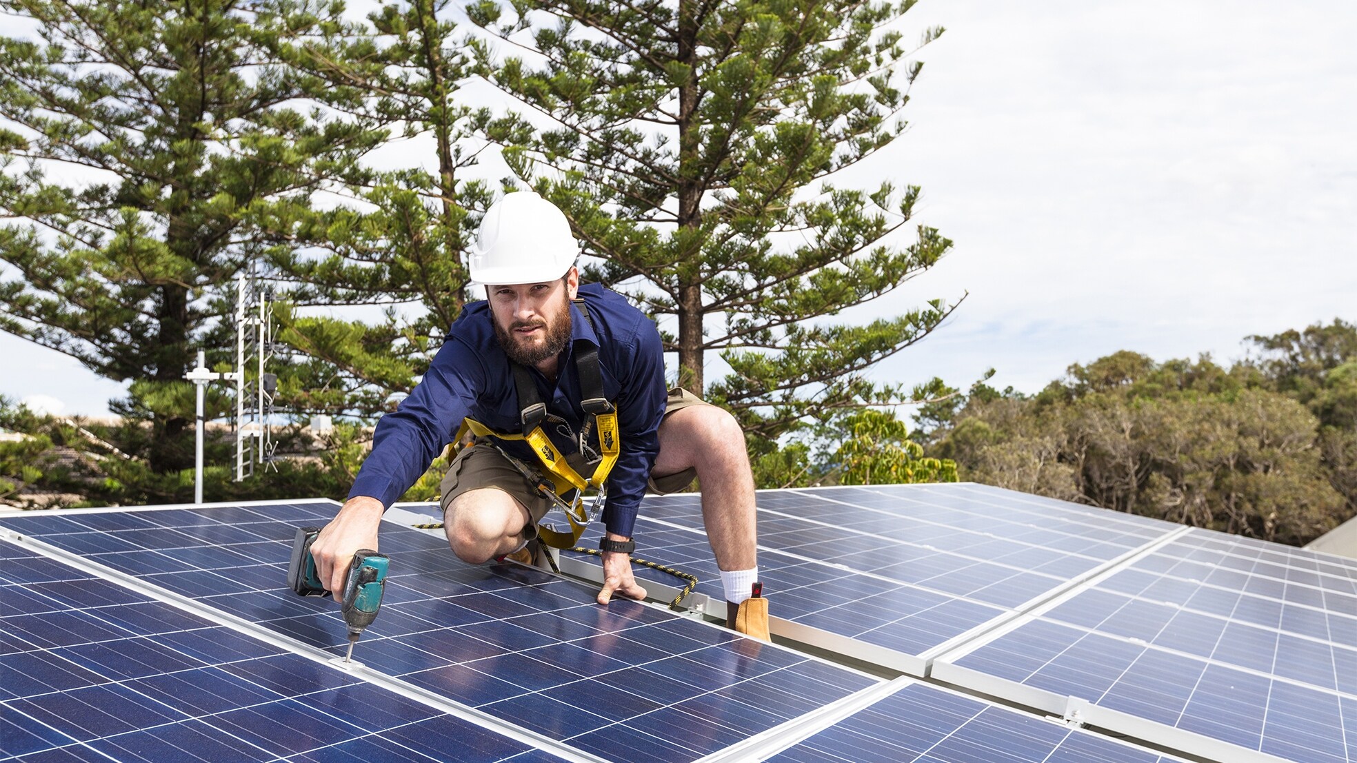 Binnenkort kunnen kleinere bedrijven eenvoudiger zonnepanelen op hun bedrijfspanden laten plaatsen. (Beeld: Shutterstock)
