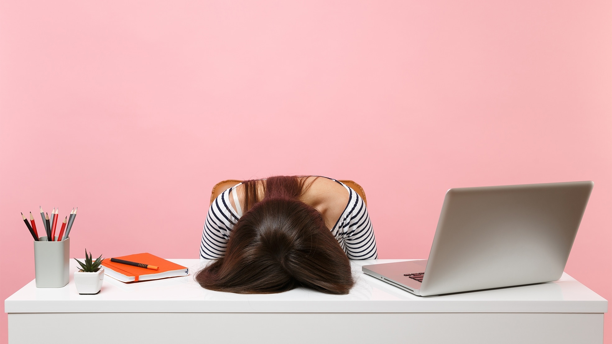 De hoeveelheid informatie via de computer blijft een bron van werkstress (beeld: Shutterstock)