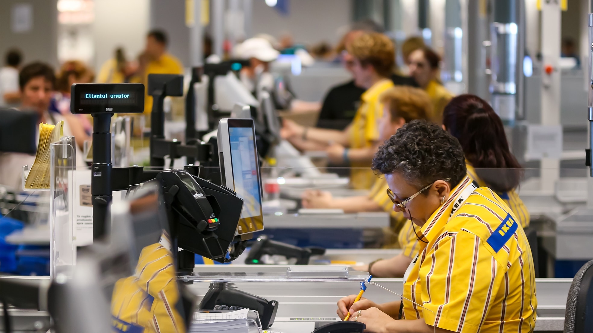 Ikea heeft veel personeel, maar kan nog veel meer handen en ogen gebruiken (beeld: Shutterstock)