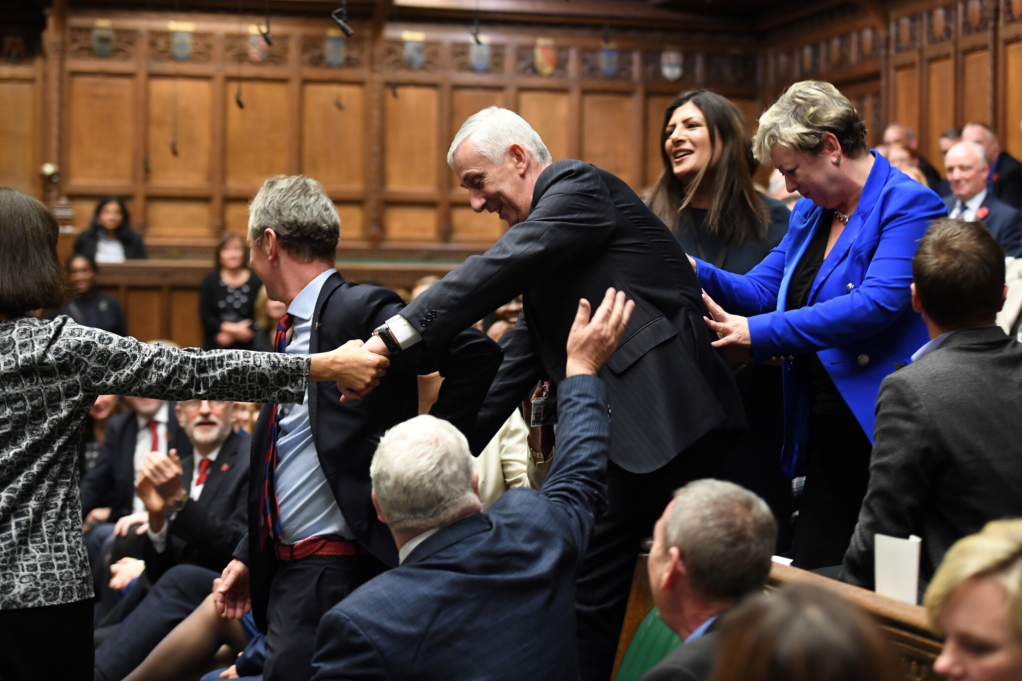 Lindsay Hoyle (midden) wordt naar de stoel van de voorzitter geleid nadat hij tot de nieuwe 'Speaker of the House' is verkozen. Foto: ANP