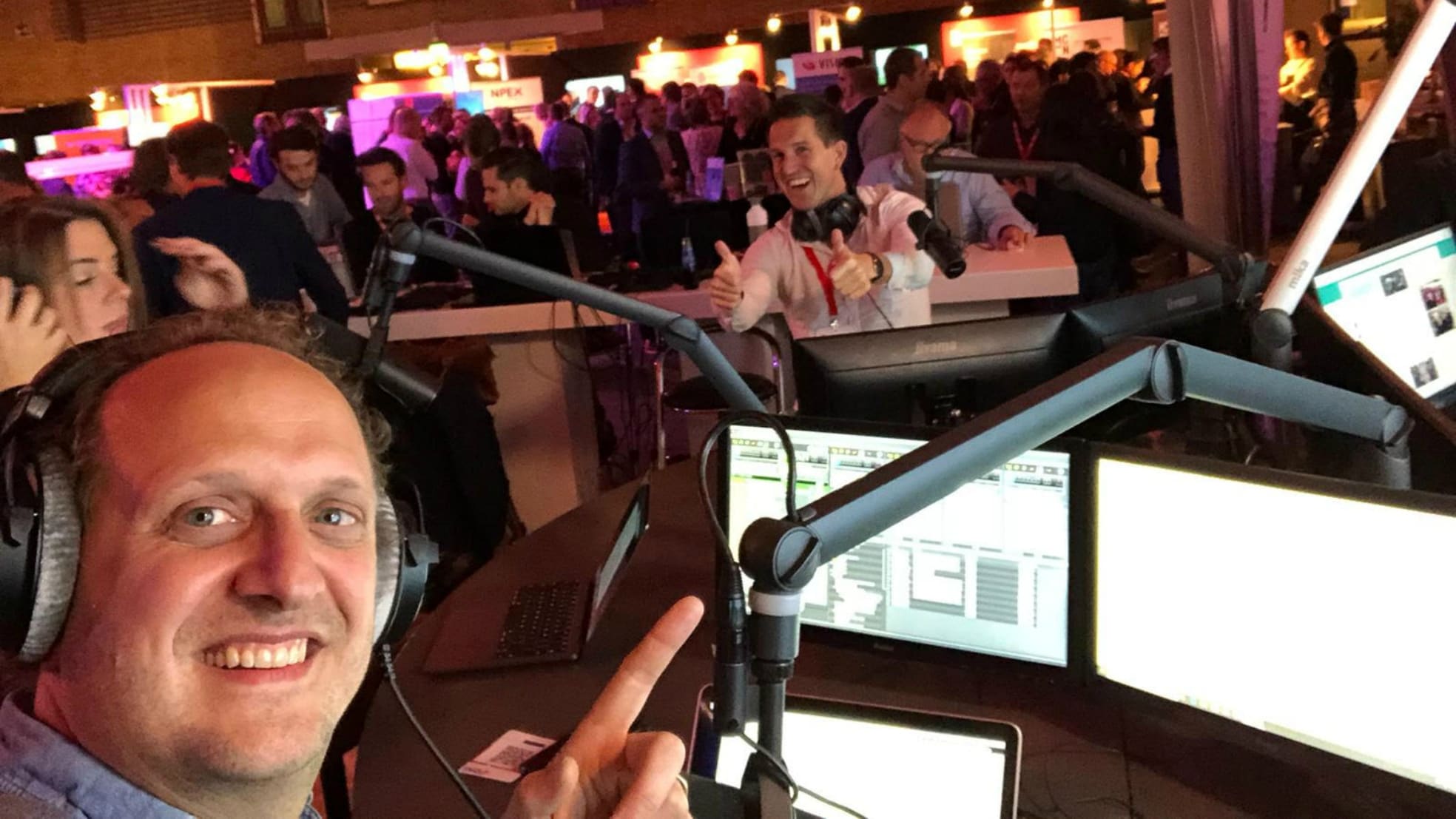 Daniel Kok (links) en Thijs van Dijk (rechts achterin), de stemmen achter de populaire podcast Bakkie Media. Tijdens de Week van de Ondernemer namen ze het live op tijdens het MKB Ondernemerscongres.