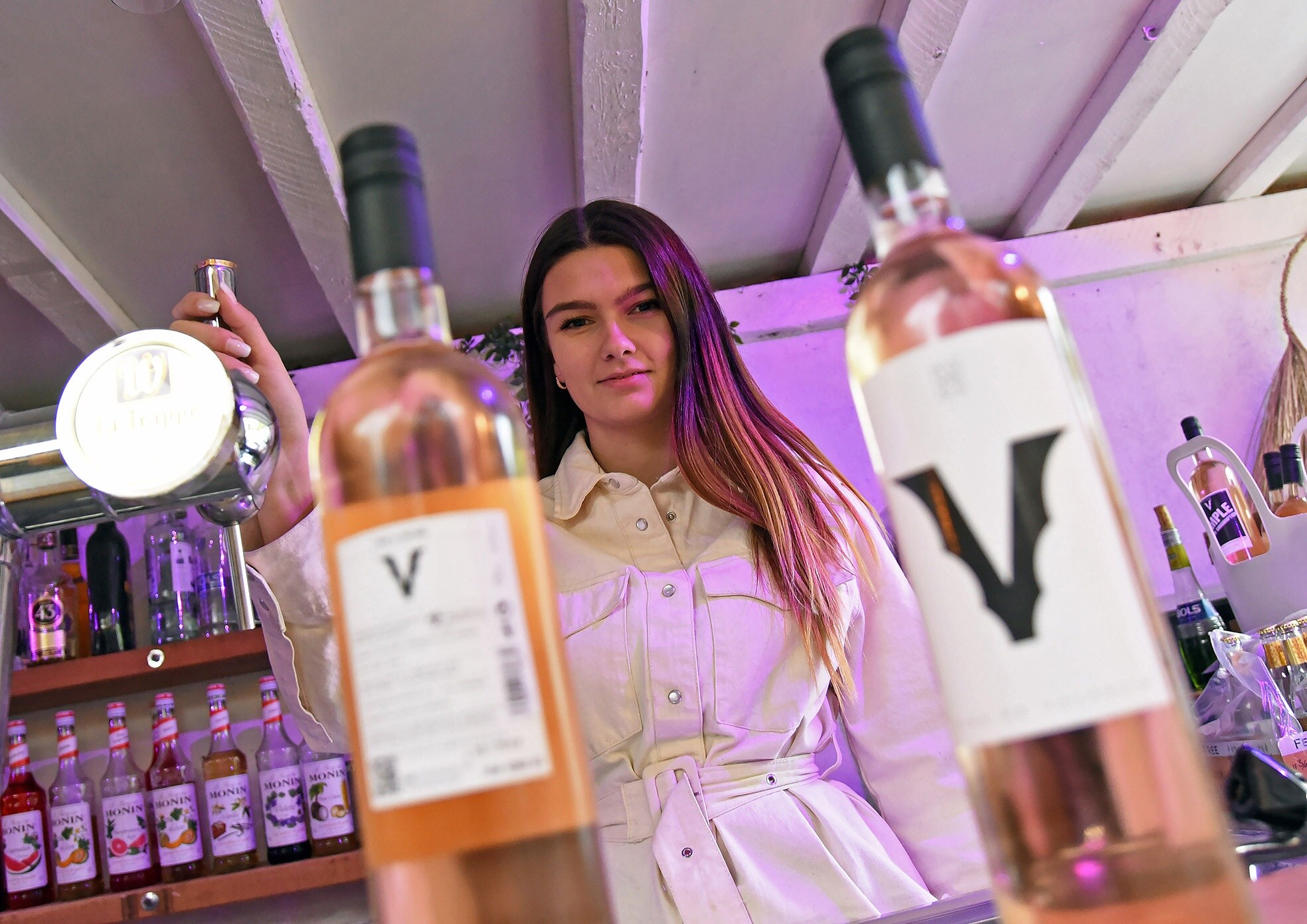 Iske Sykes is grafisch ontwerper en opent binnenkort in Axel ook het café Mia’s by Night. Foto onder: Martijn Crombeen is dj en de man achter SevenC Events.