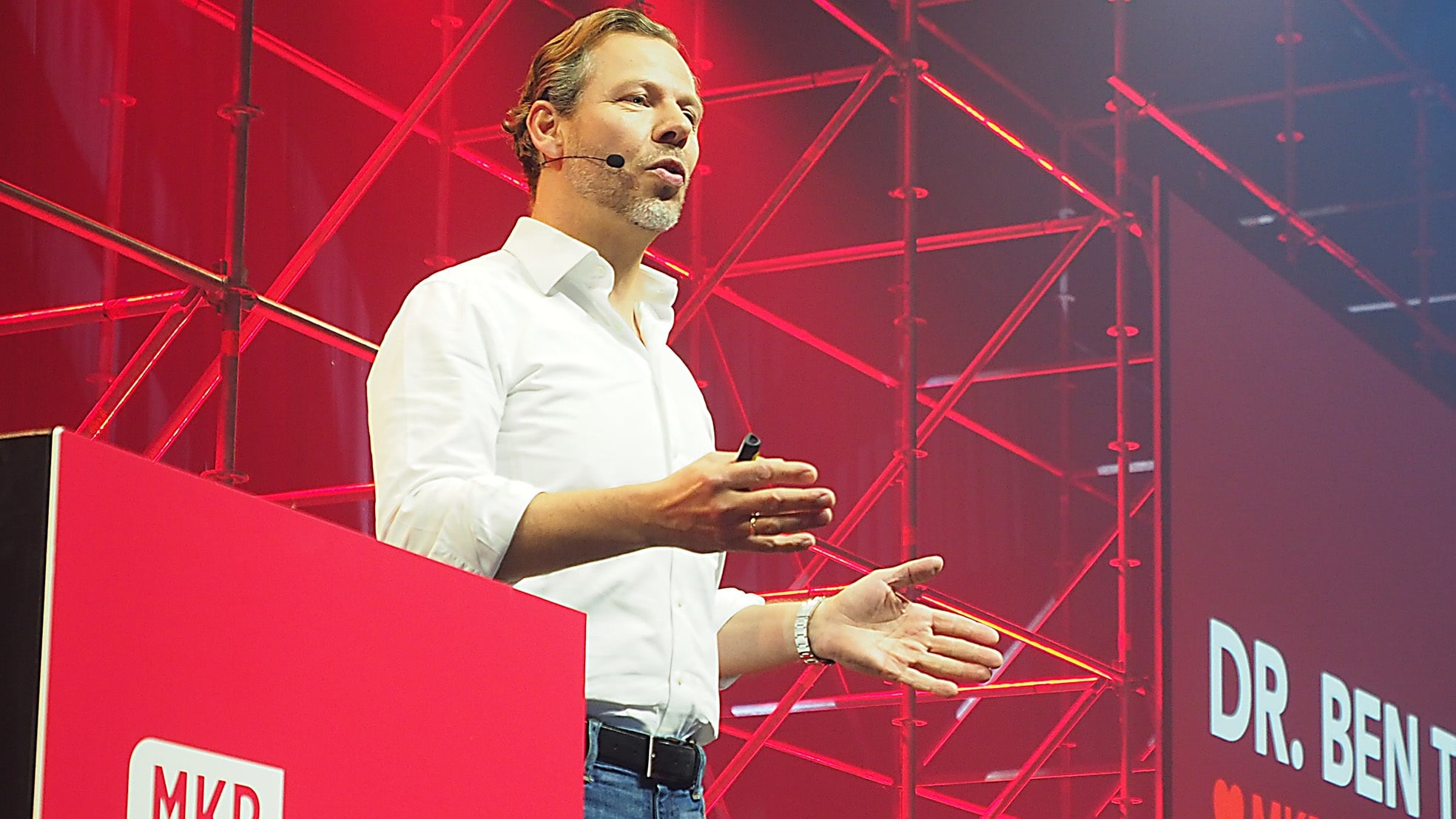 Ben Tiggelaar inspireert tijdens het MKB Ondernemerscongres. (Foto: Vincent Krijtenburg)