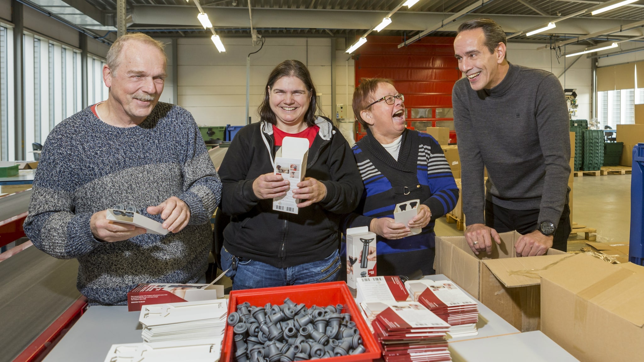 Een aantal medewerkers van Voor Elkaar hebben lol wanneer zij met André Sloot (rechts) op de foto gaan. | Foto: Machtelt Mostert