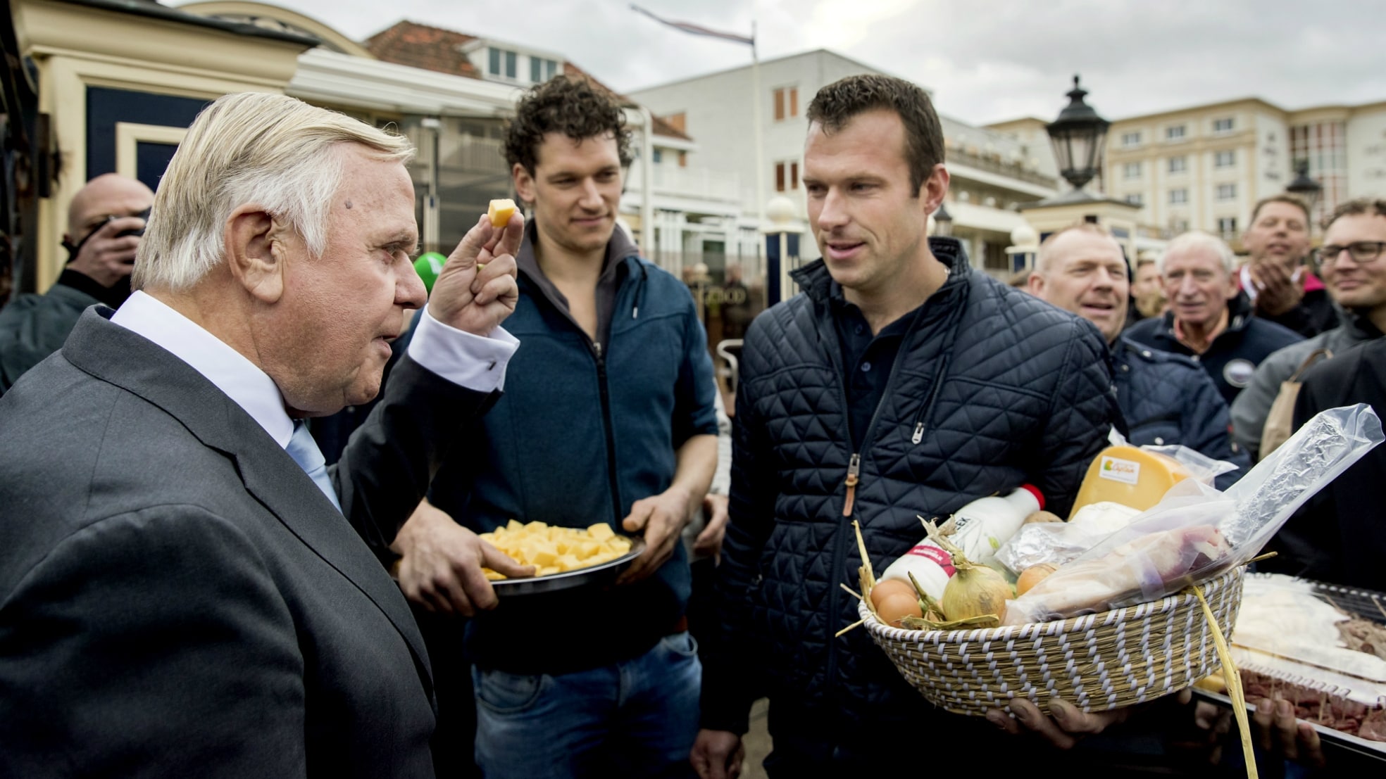 Boeren bieden Harry Mens streekproducten aan bij Hotel van Oranje tijdens een protest. Ze wilden en kregen zendtijd bij Mens' televisieprogramma Business Class. Foto: ANP.