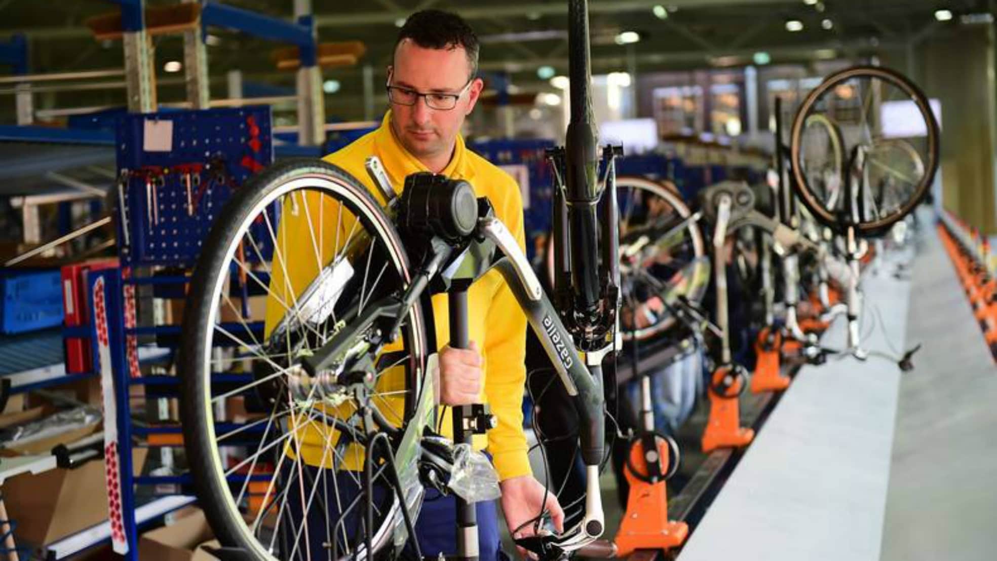 De Gazellefabriek in Dieren levert momenteel aan de lopende band e-bikes af. AFP