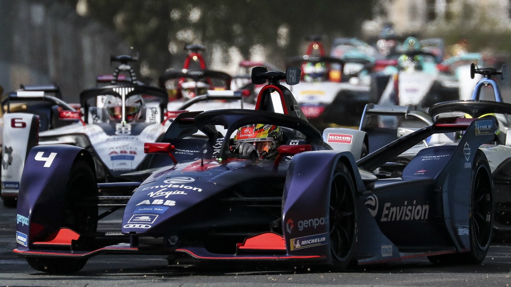 De succesvolle Formule E-coureur Robin Frijns in actie tijdens de ePrix eerder dit jaar door de straten van Parijs.