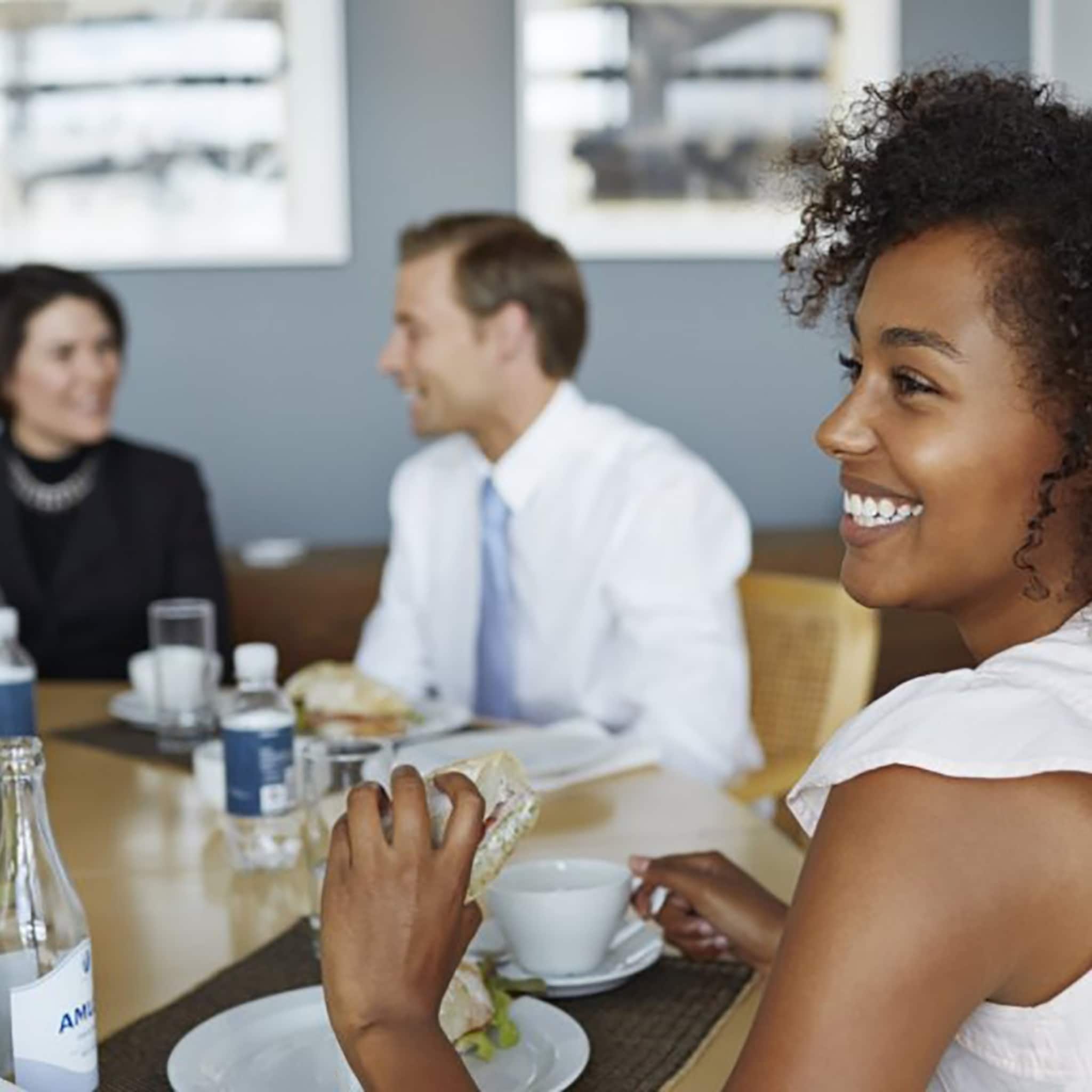 de hysterie en historie van de kantoorlunch