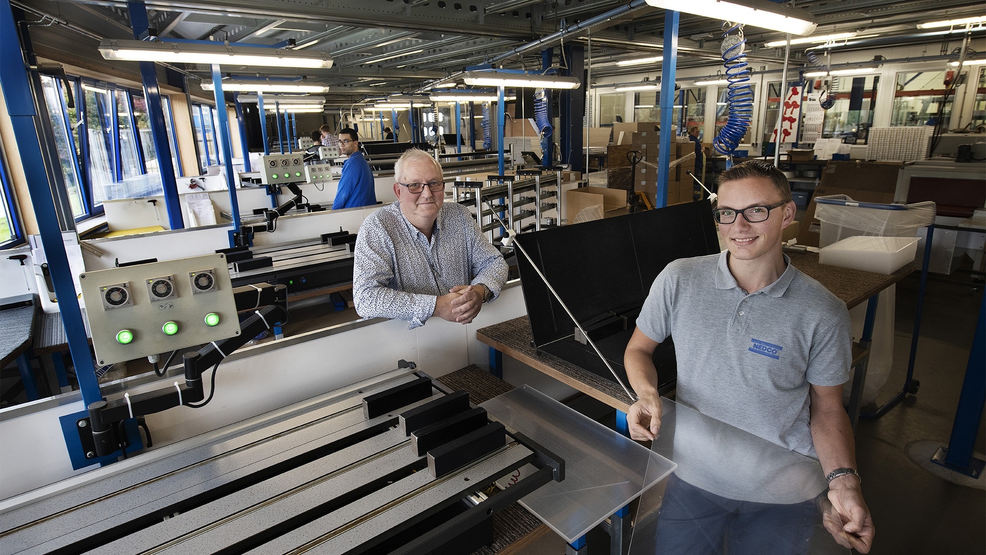 Klaas van de Wetering, bedrijfsleider bij Nedco Kunststoffen (rechts), met een werknemer.