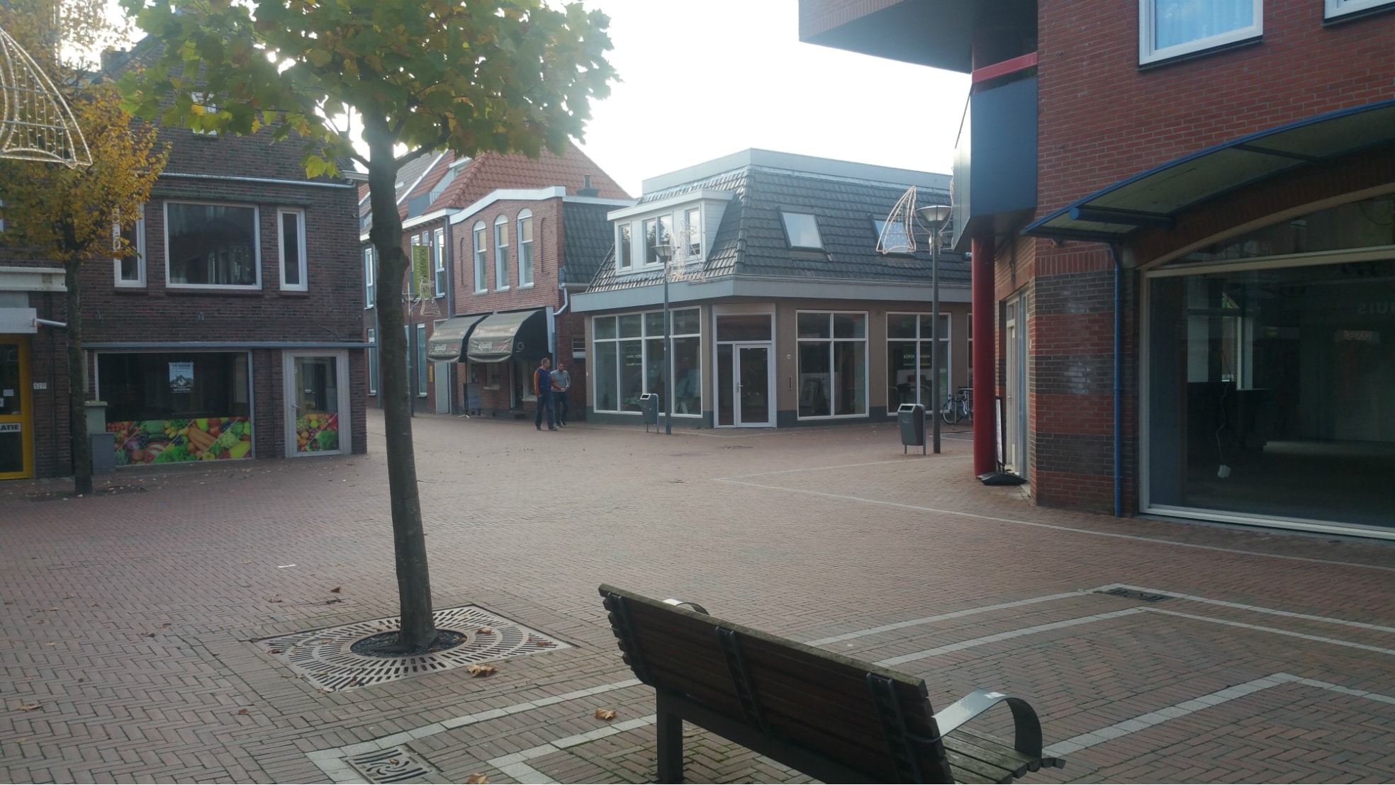 Dit is winkelcentrum De Vennen in het centrum van Delfzijl, op een zaterdagmiddag.