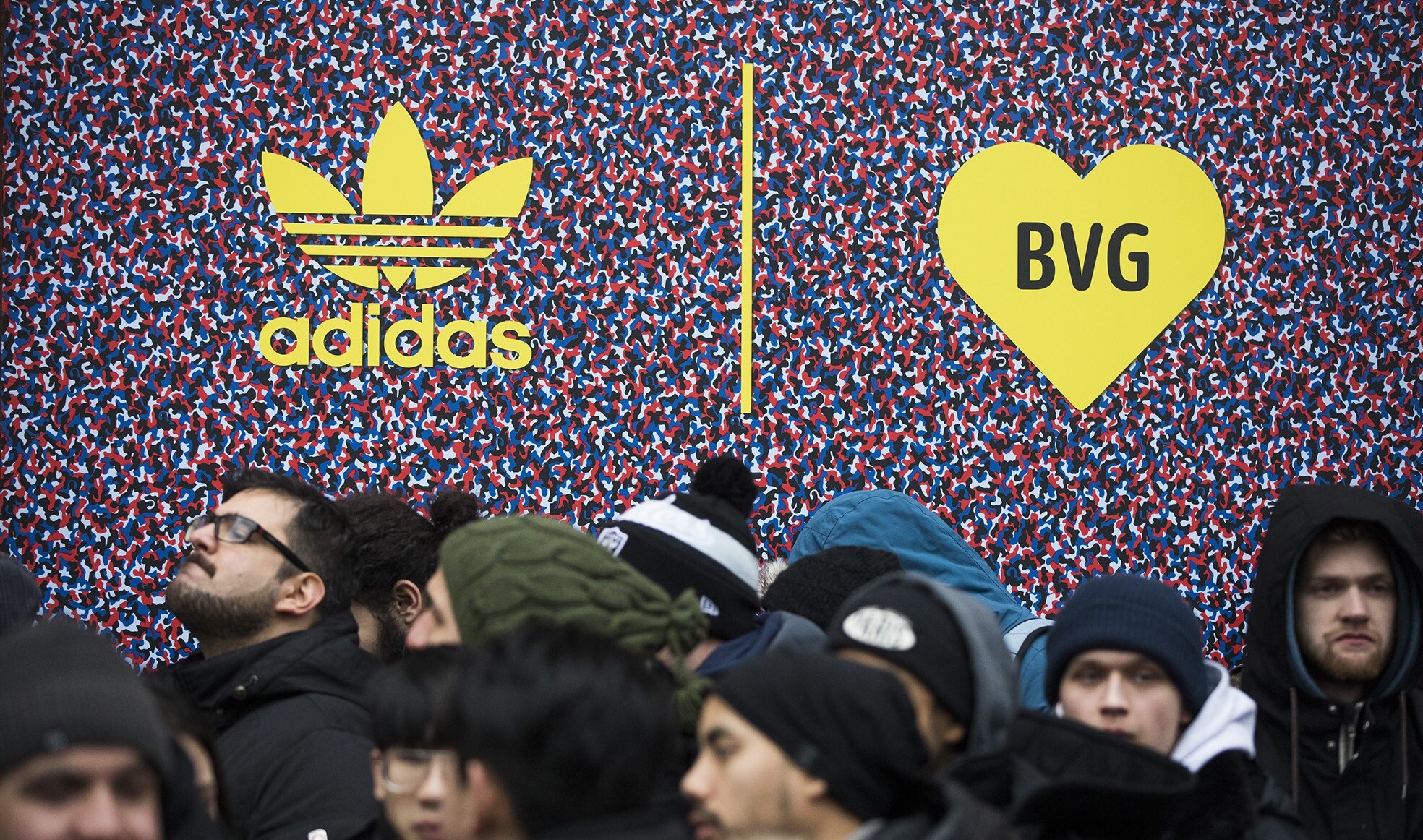 Liefhebbers staan in Berlijn in de rij voor een nieuw model Adidas-sneakers (archiefbeeld).
