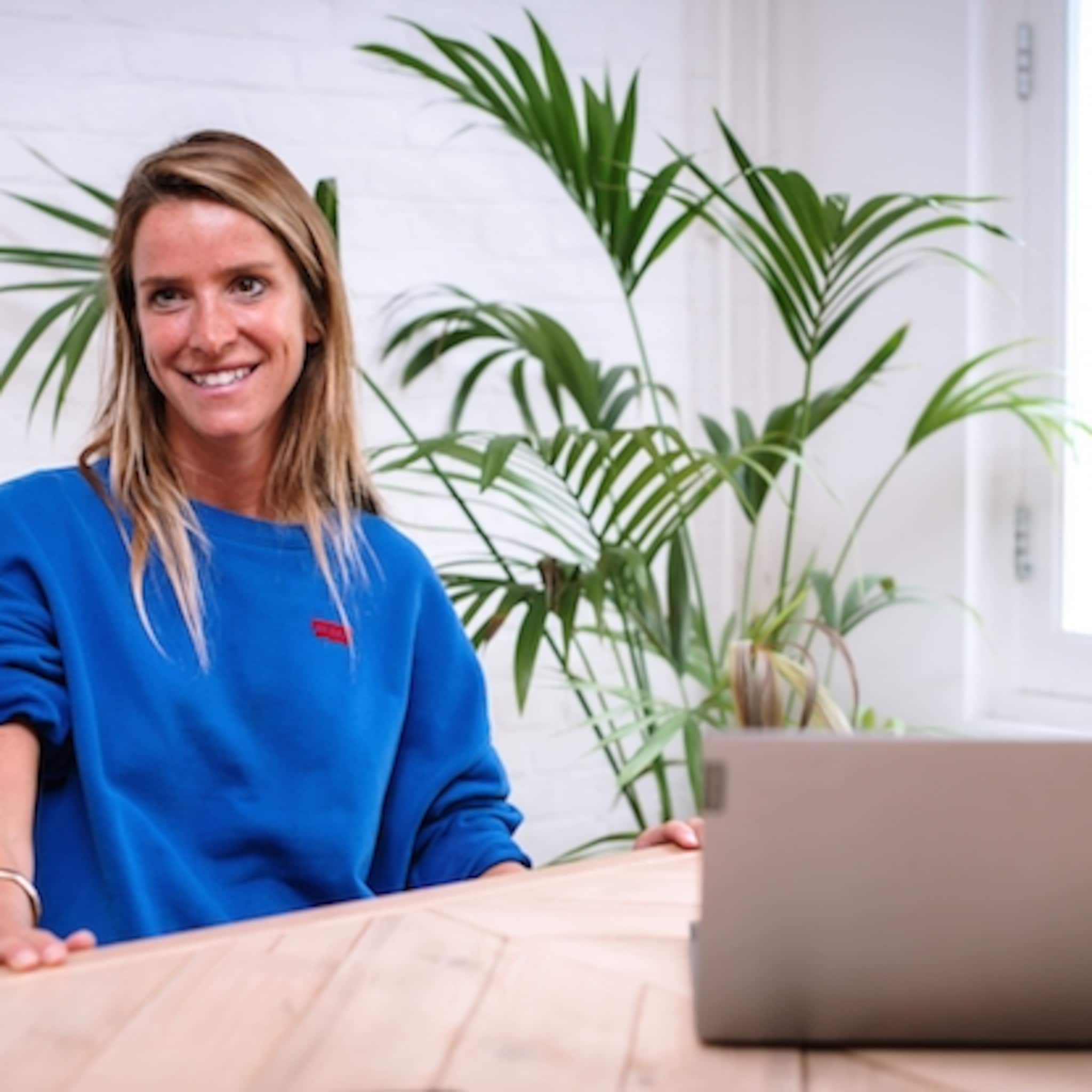 influencermarketeer emilie tabor ziet bureau en wensenlijstje laptop groeien