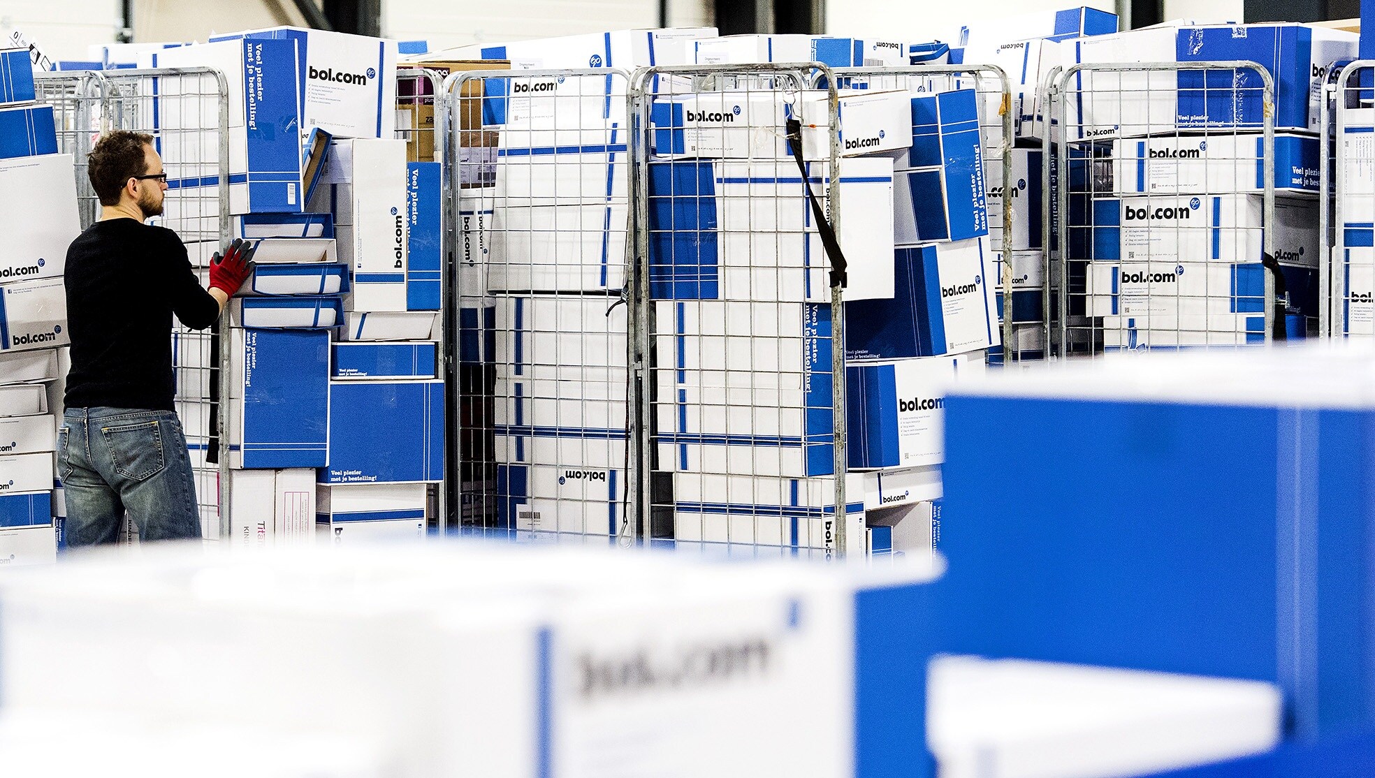 Een medewerker van het logistieke centrum van bol.com (archiefbeeld). Onze economie doet het erg goed, maar het juiste personeel wordt steeds zeldzamer (foto: Koen van Weel/ANP).