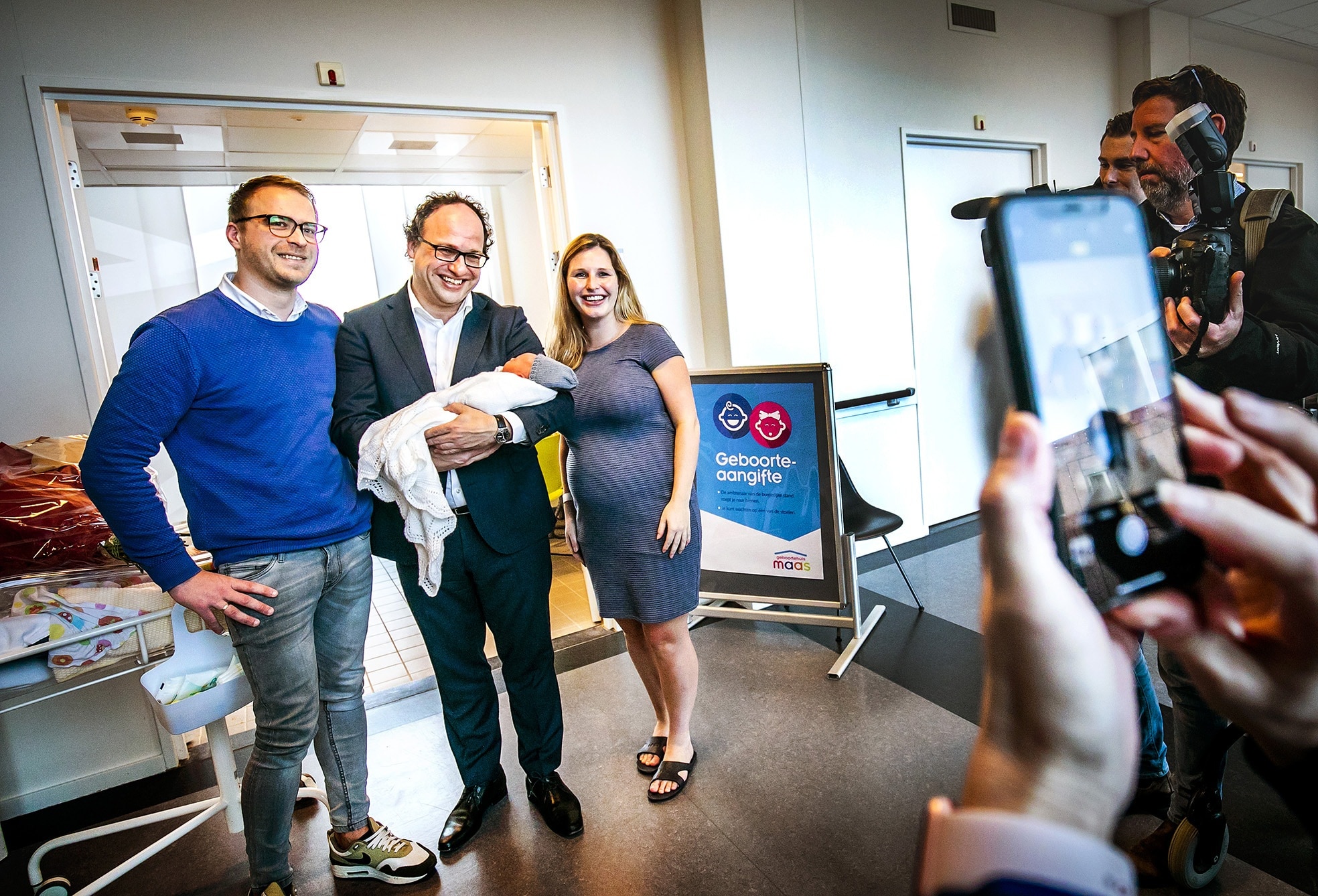 Minister Koolmees van SZ en Werkgelegenheid liep begin dit jaar met ouders Jeffrey en Linda van der Stelt naar de aangiftebalie voor de geboorte van hun baby. Jeffrey was een van de eerste vaders die vijf dagen betaald verlof krijgt bij de geboorte van zijn kind. Deze wet ging dit jaar in.