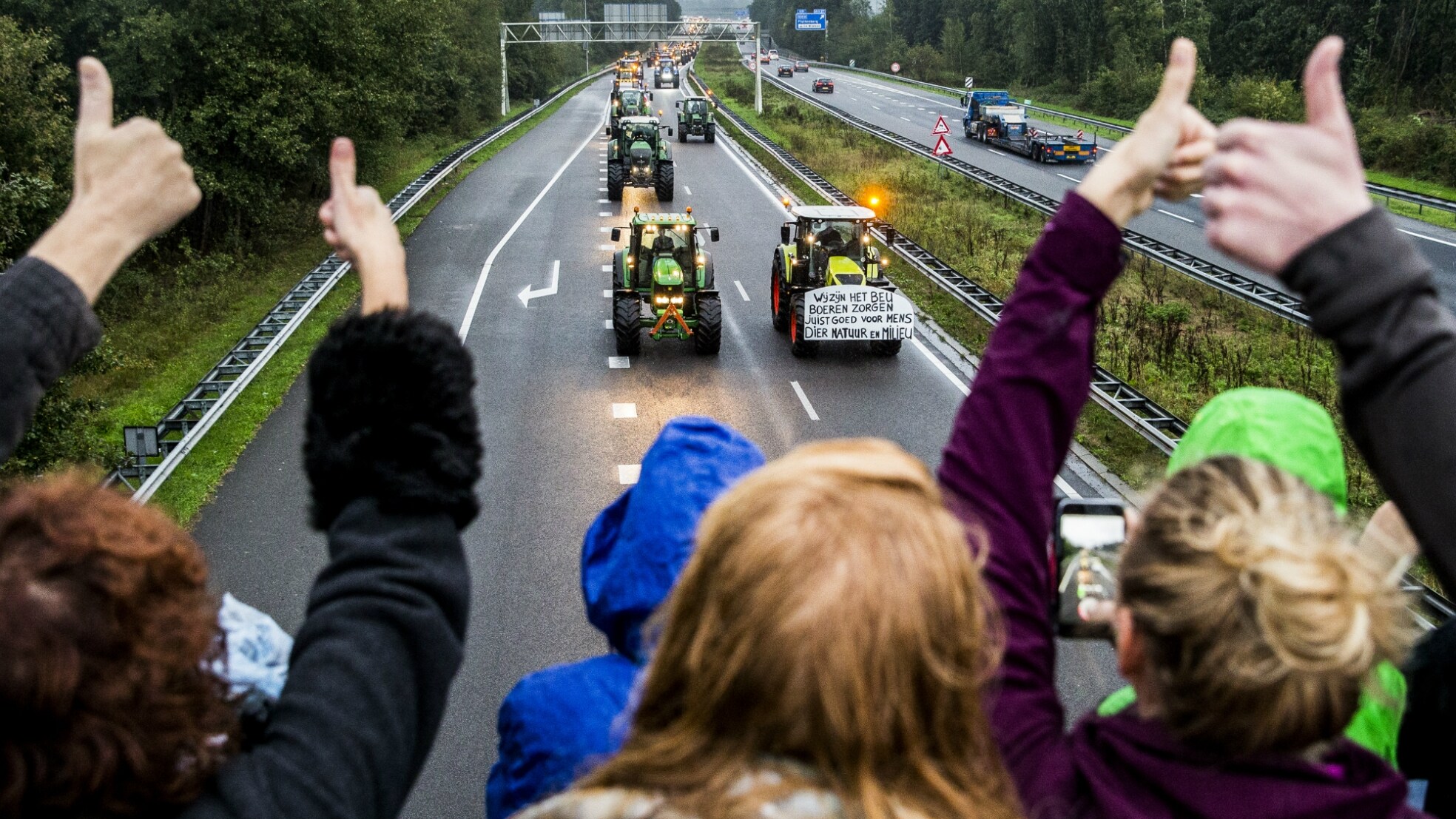 Drentse boeren blokkeren met hun trekkers de snelweg A28 bij Hoogeveen. De boeren voegen zich bij een landelijk protest op het Malieveld in Den Haag onder de naam #Agractie.