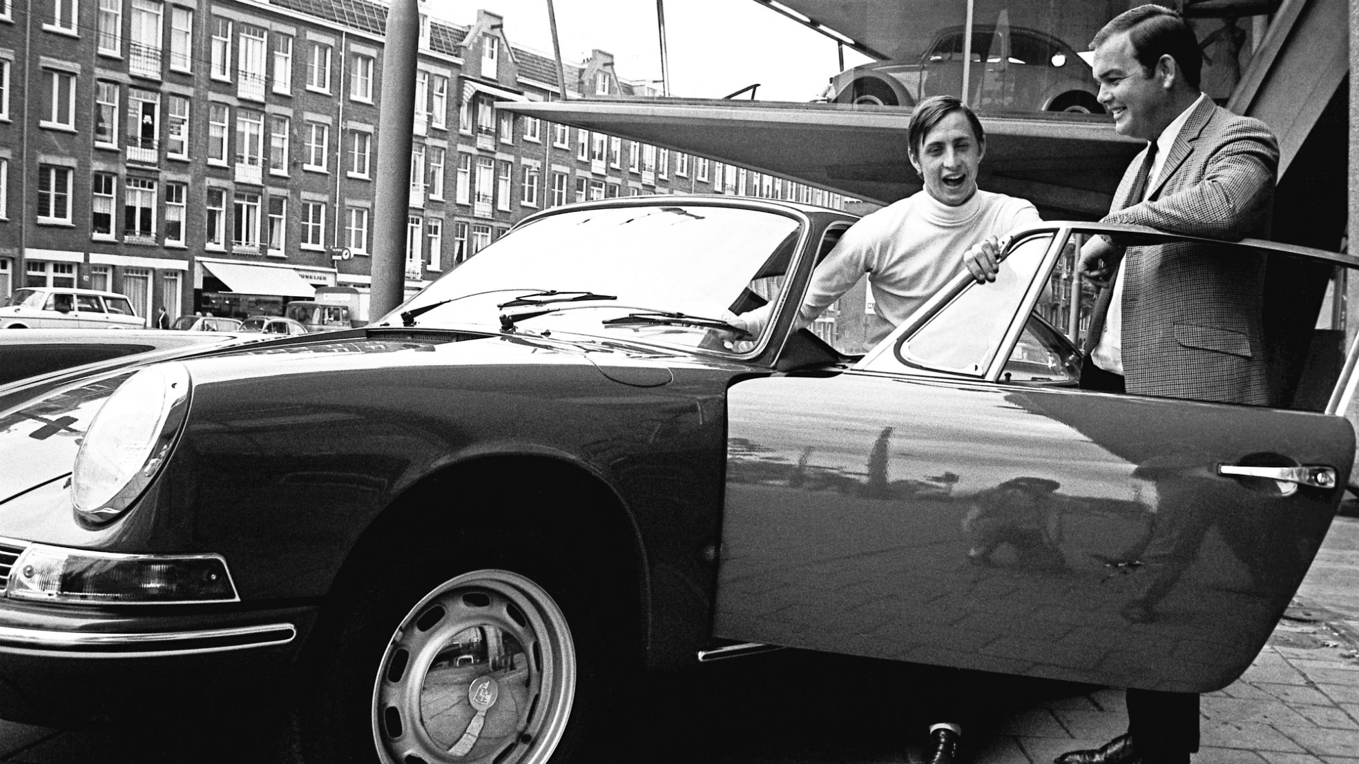 Terug naar 1968: Ben Pon schenkt een Porsche aan de Ajax speler Johan Cruijff, toen uitgeroepen tot voetballer van het jaar. Foto: ANP.