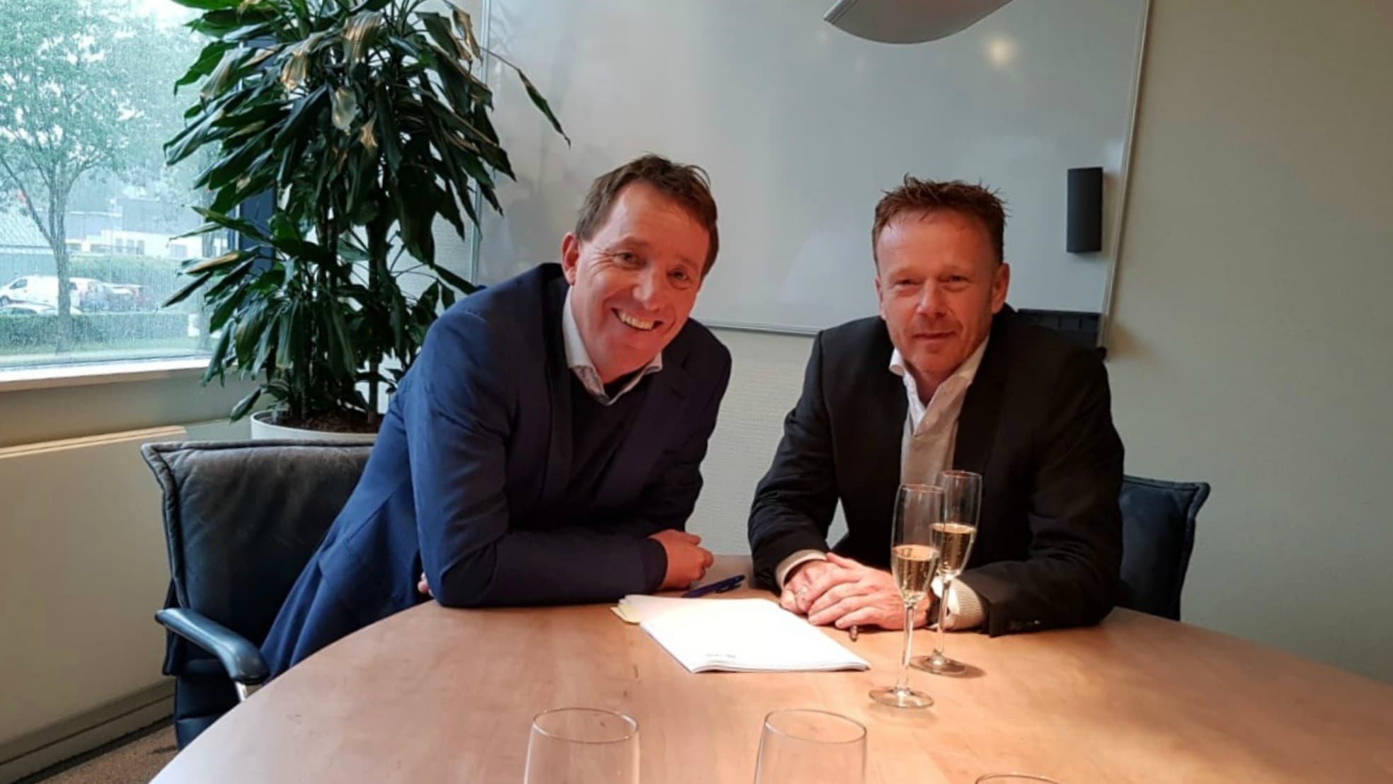 Ceo Ivo van der Vlis van LuxeTenten (links) en Marcel Beekman, ceo van de Sunshine Group.