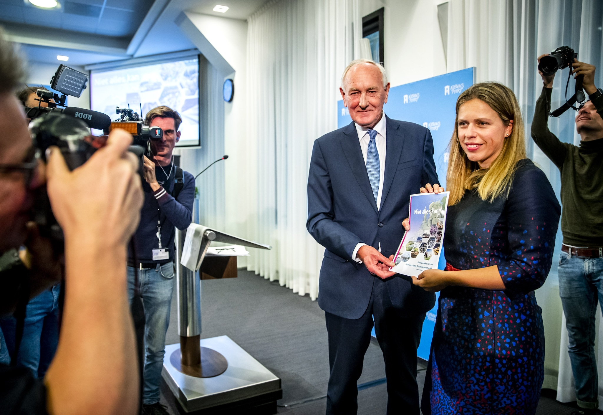 Minister Carola Schouten ontvangt uit handen van Johan Remkes het advies voor het oplossen van het stikstofprobleem  ANP